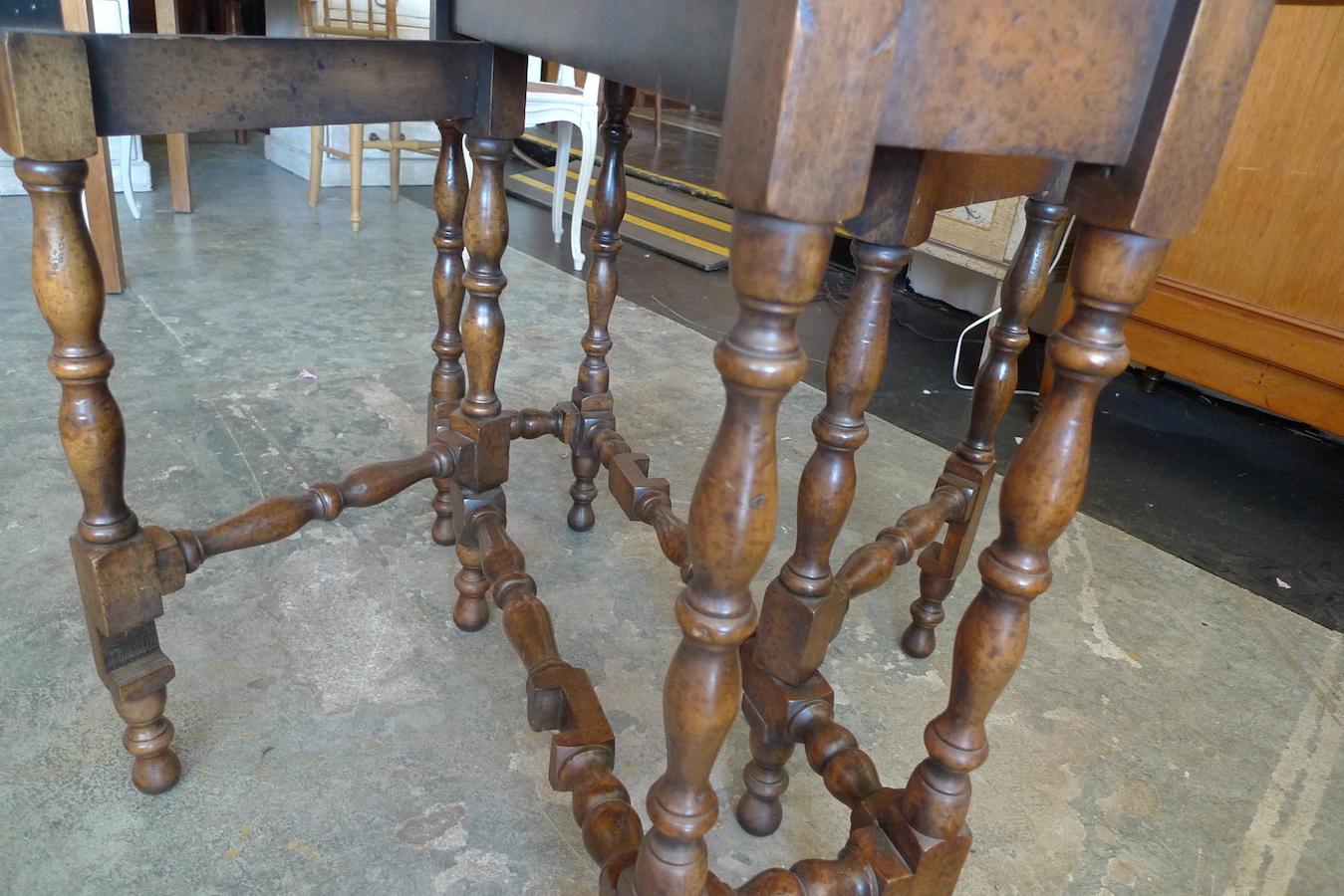 English 19th Century Walnut Gate-Leg, Drop-Leaf Oval Table with Turned Legs 1