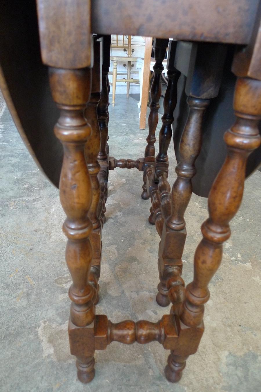 English 19th Century Walnut Gate-Leg, Drop-Leaf Oval Table with Turned Legs 4