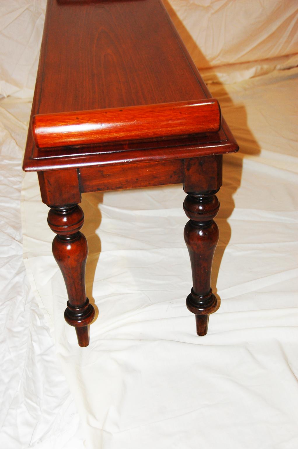 English 19th Century Walnut Hall Bench with Turned Legs, Four Feet Long In Good Condition For Sale In Wells, ME