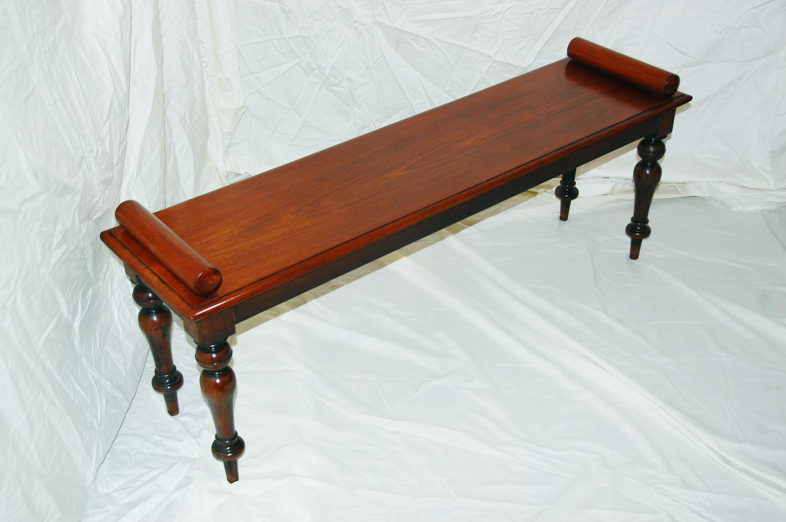 English 19th Century Walnut Hall Bench with Turned Legs, Four Feet Long For Sale 1