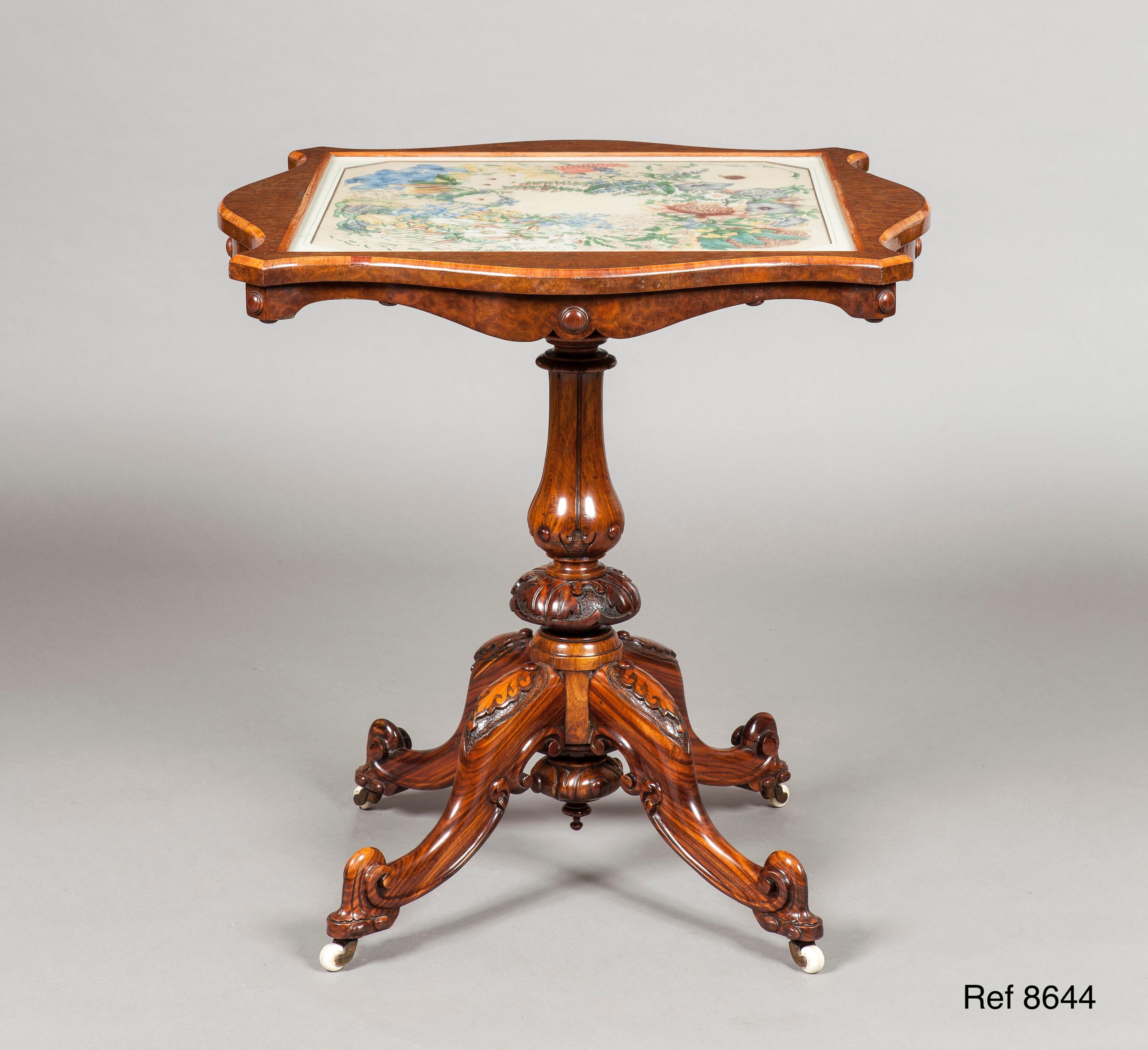 Britannique Table d'appoint anglaise du XIXe siècle en noyer avec plateau en aquarelle en vente