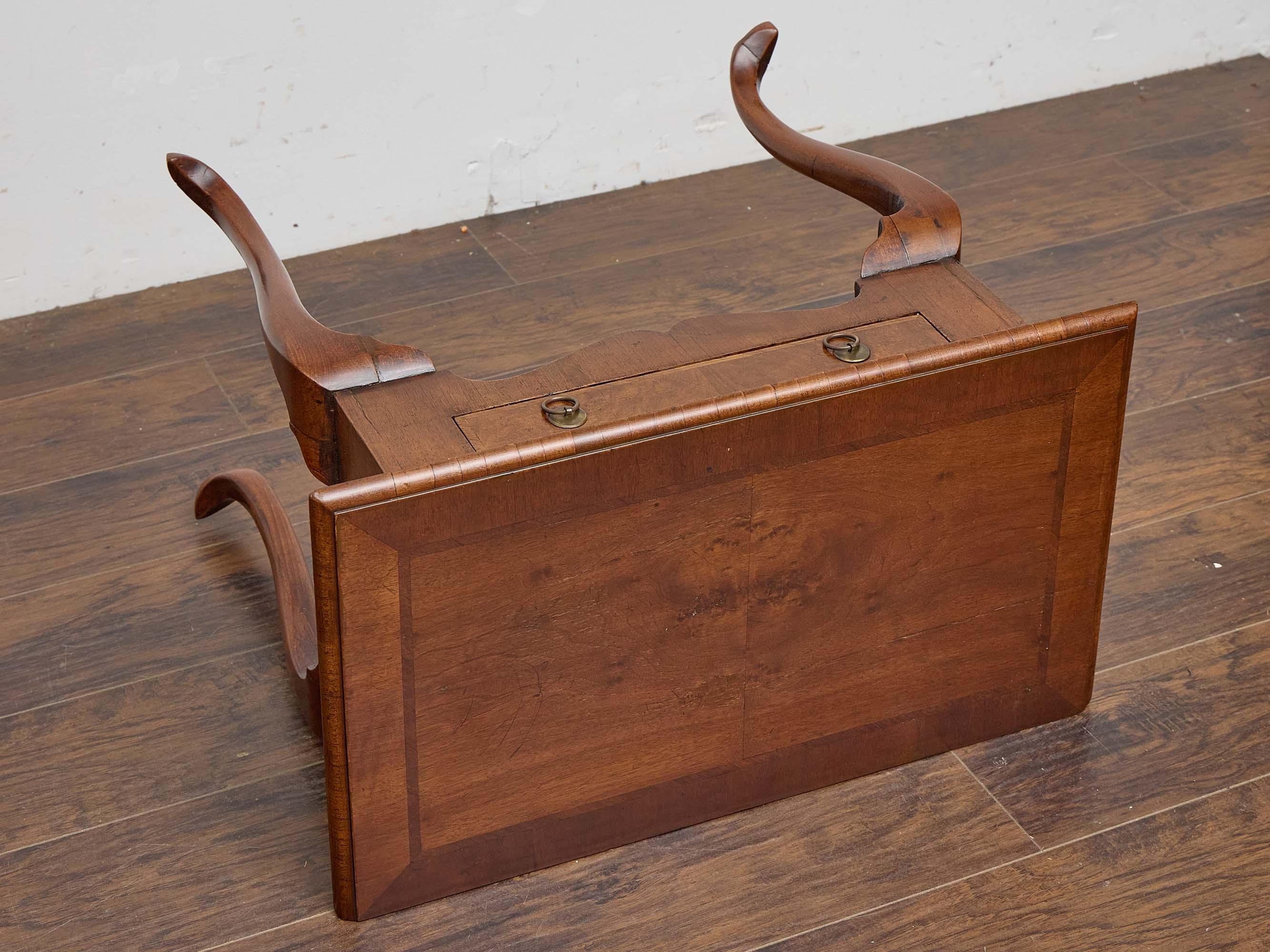 Tavolino in noce inglese del XIX secolo con cassetto singolo e gambe cabriole in vendita 4
