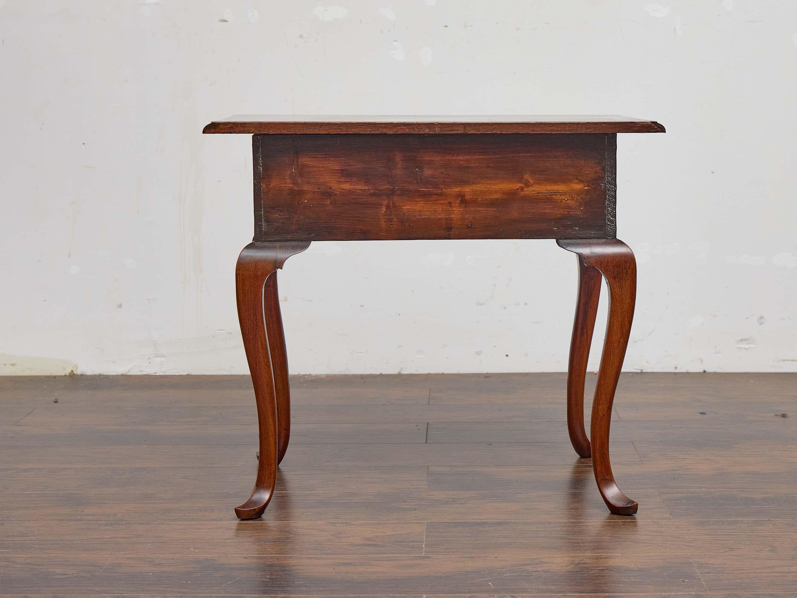 Ottone Tavolino in noce inglese del XIX secolo con cassetto singolo e gambe cabriole in vendita