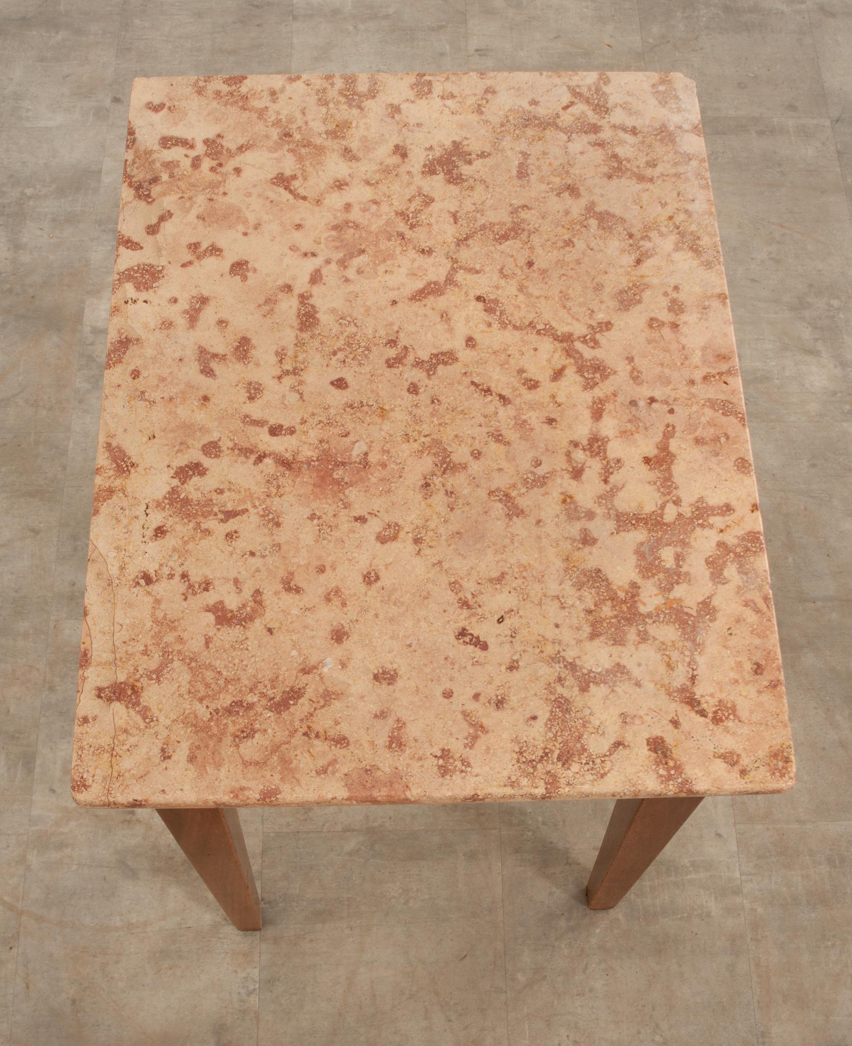 Englischer Tisch aus Nussbaum und Seifenstein aus dem 19. Jahrhundert (Poliert) im Angebot