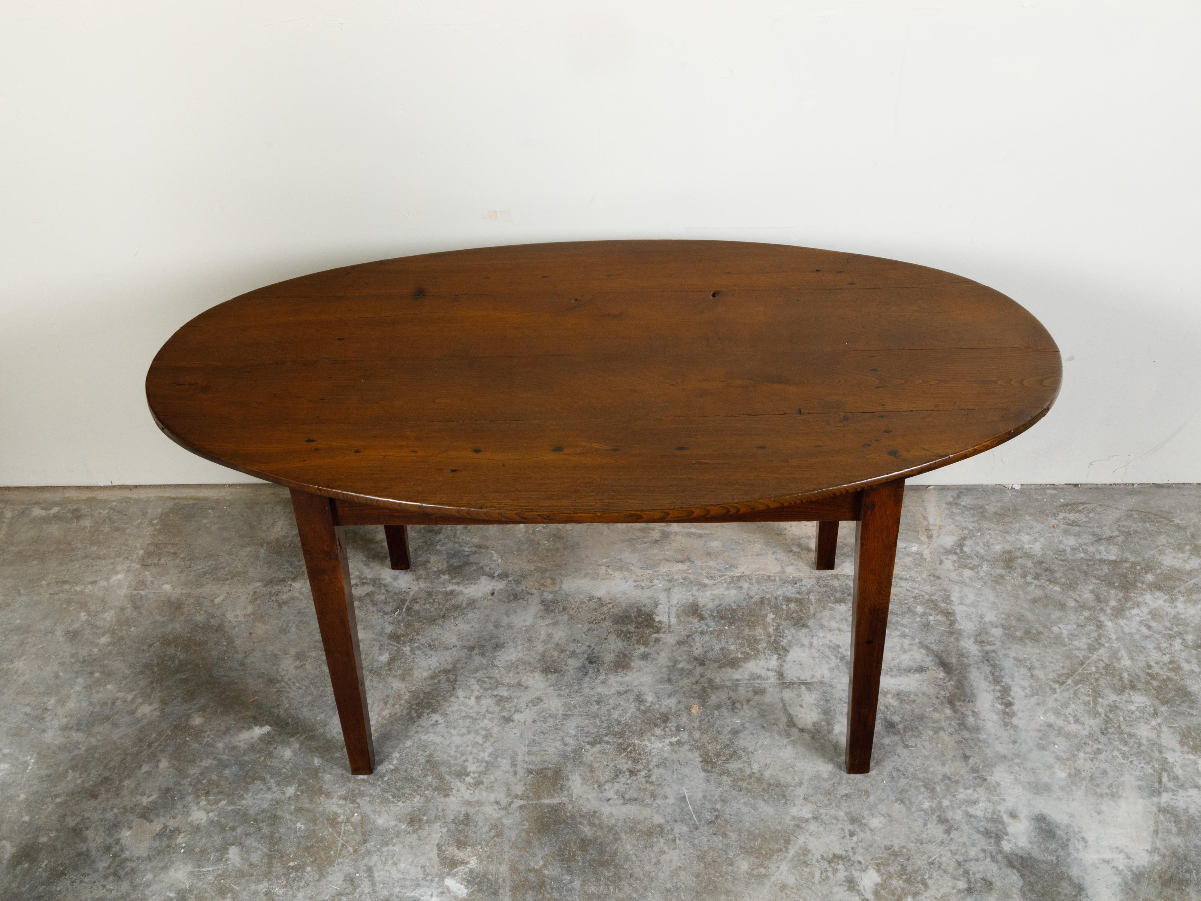 English 19th Century Walnut Table with Oval Top, Tapered Legs and Dark Patina In Good Condition For Sale In Atlanta, GA