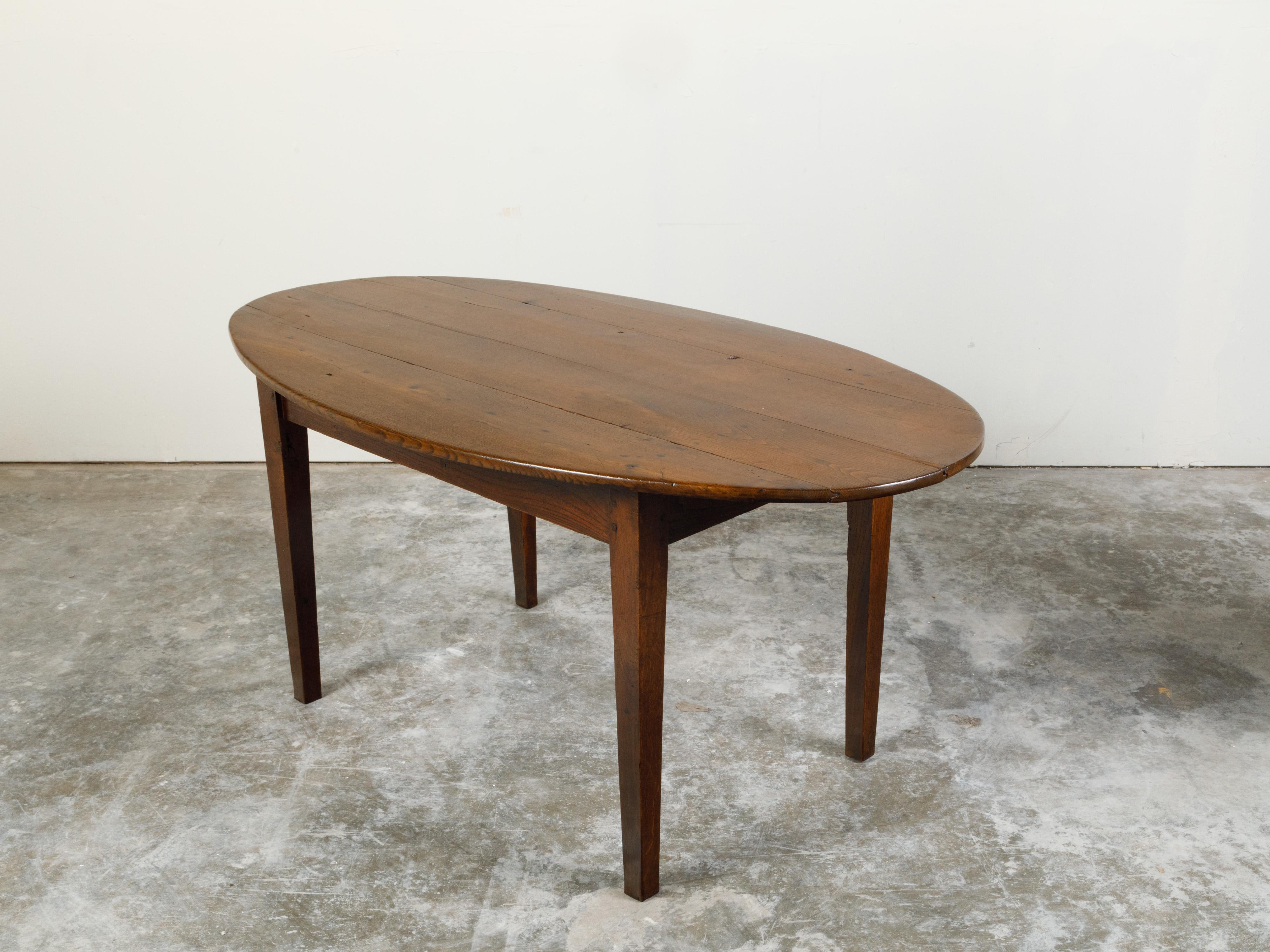 English 19th Century Walnut Table with Oval Top, Tapered Legs and Dark Patina For Sale 1