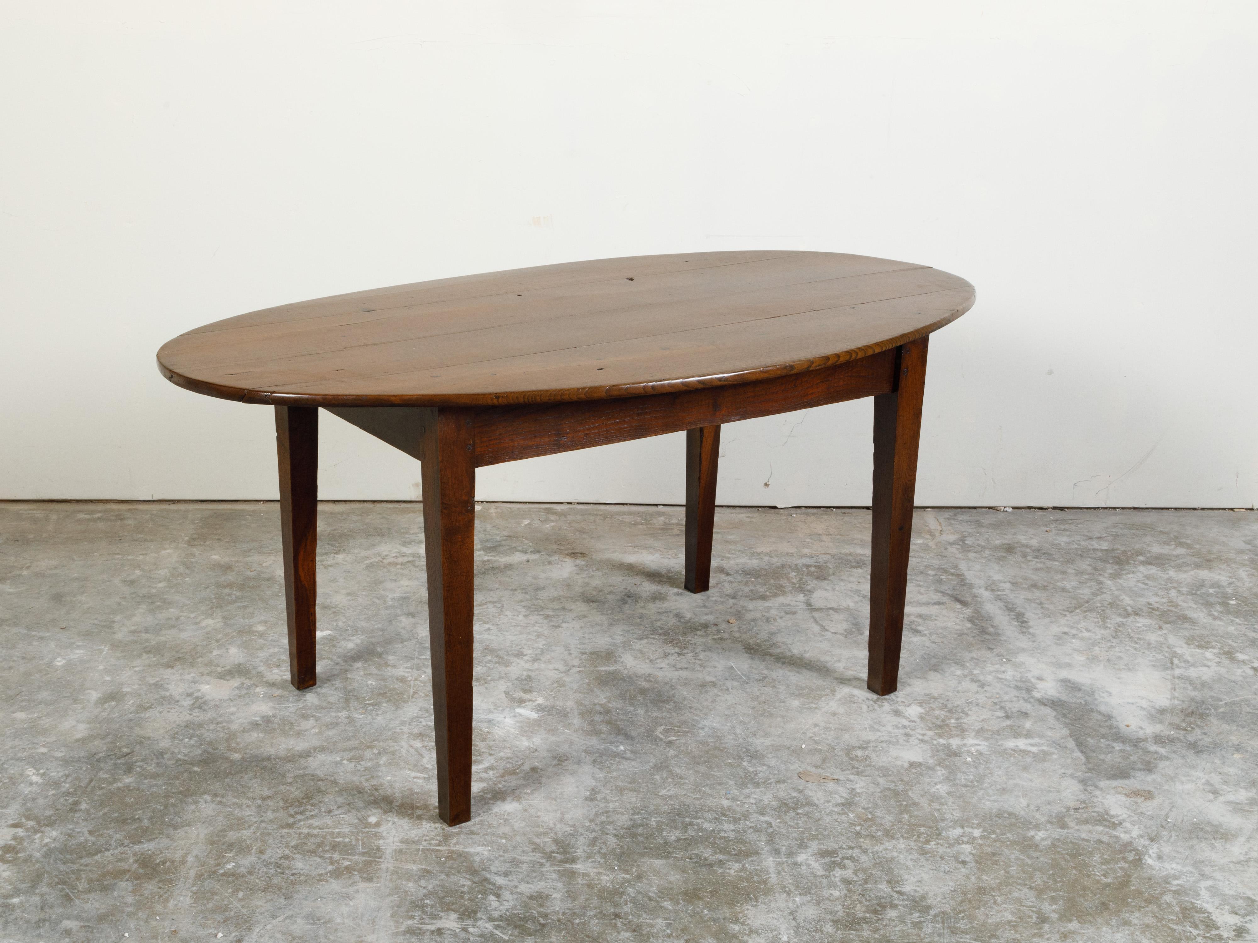 English 19th Century Walnut Table with Oval Top, Tapered Legs and Dark Patina For Sale 2