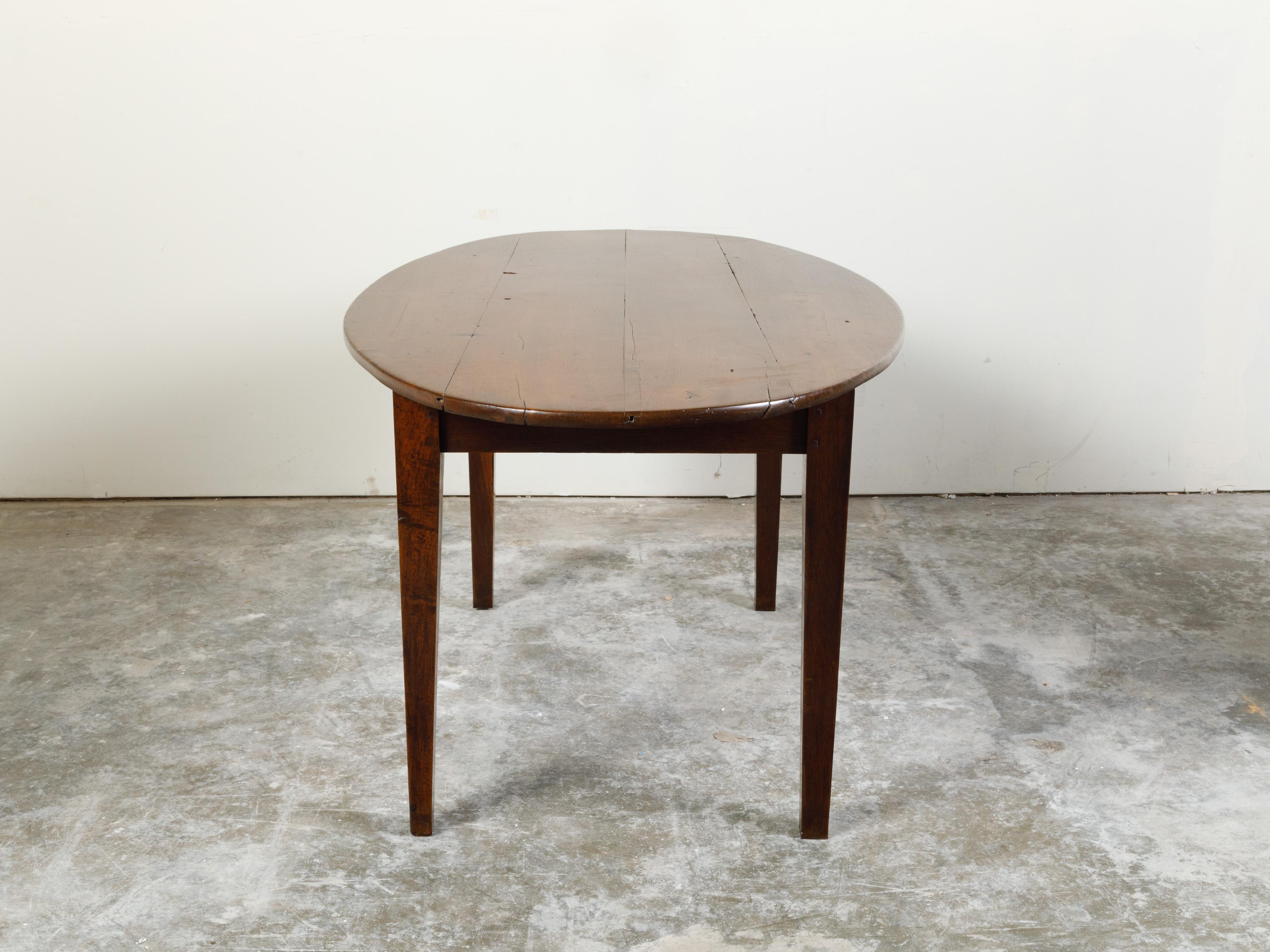English 19th Century Walnut Table with Oval Top, Tapered Legs and Dark Patina For Sale 3