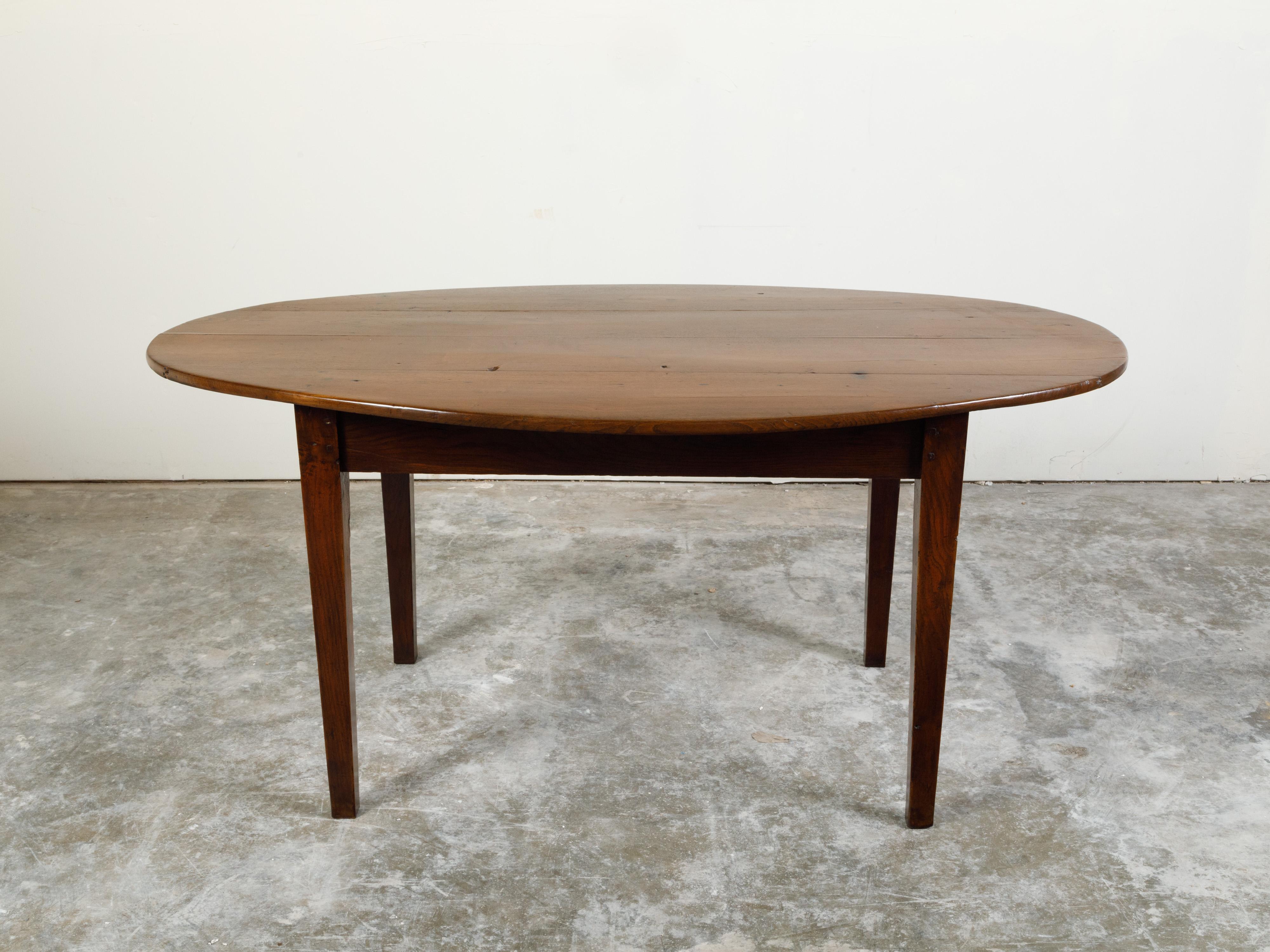 English 19th Century Walnut Table with Oval Top, Tapered Legs and Dark Patina For Sale 4