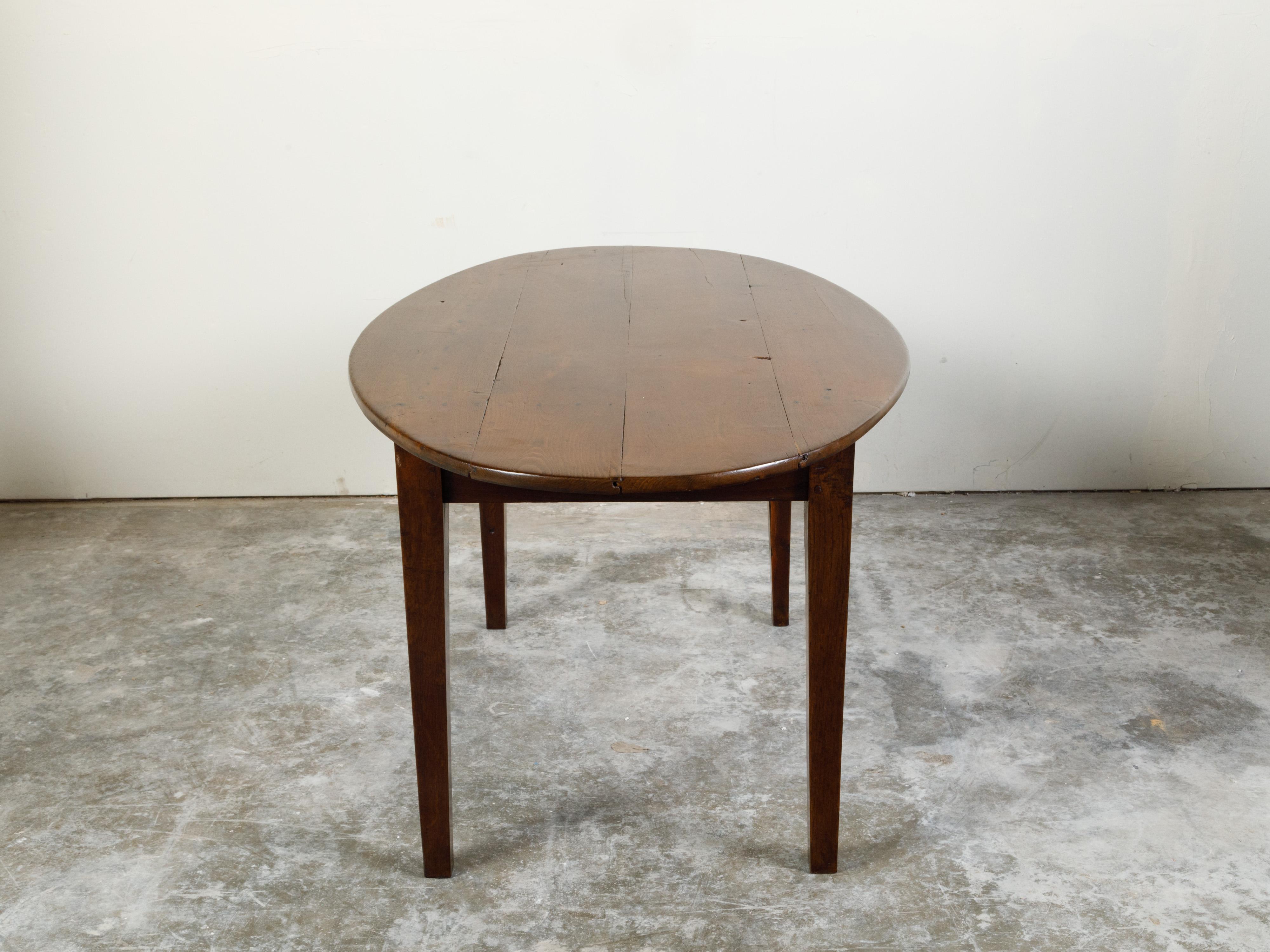 English 19th Century Walnut Table with Oval Top, Tapered Legs and Dark Patina For Sale 5