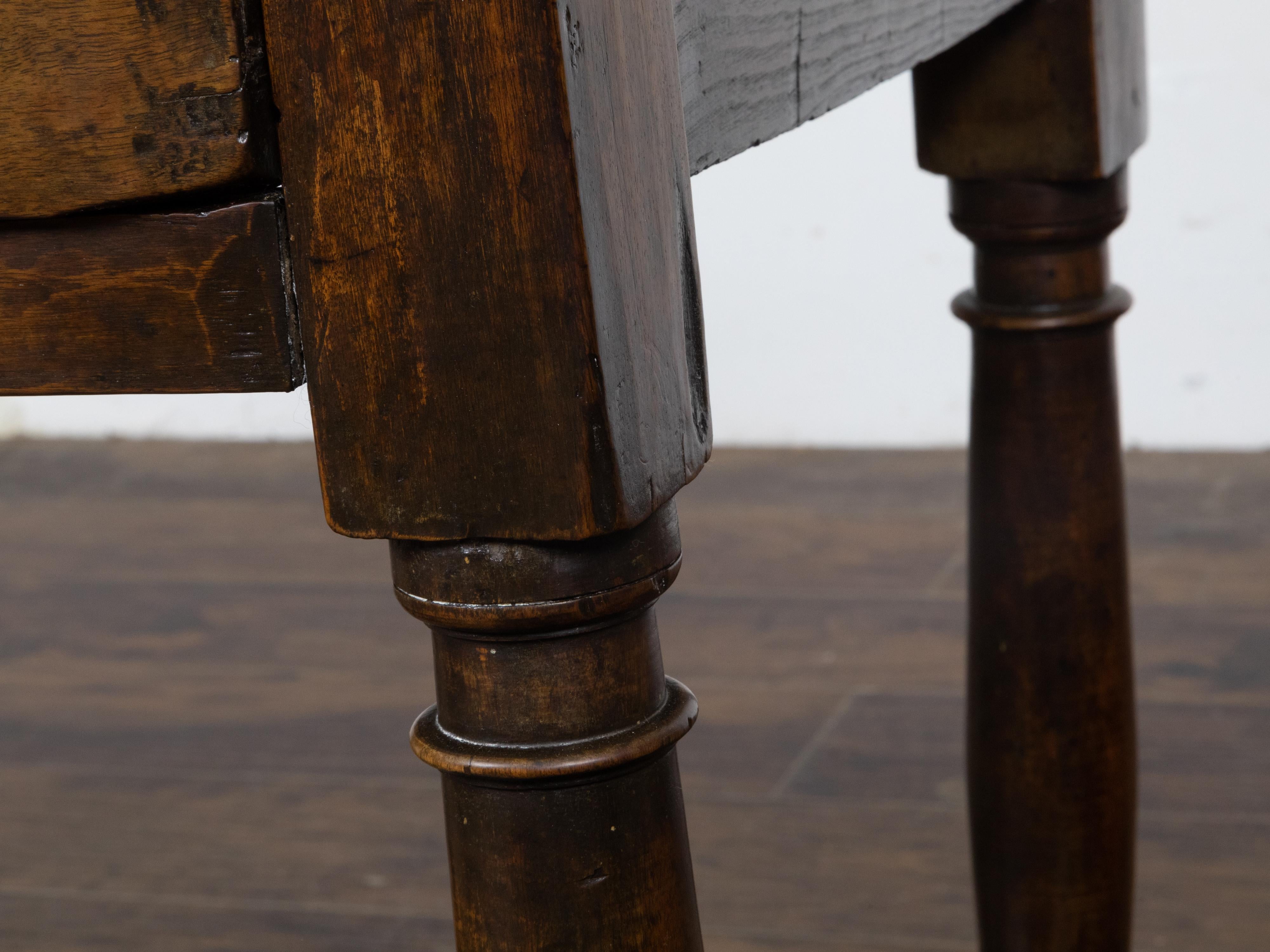 Englischer Tisch aus Nussbaumholz mit einer Schublade und säulenförmigen Beinen aus dem 19. Jahrhundert im Angebot 5