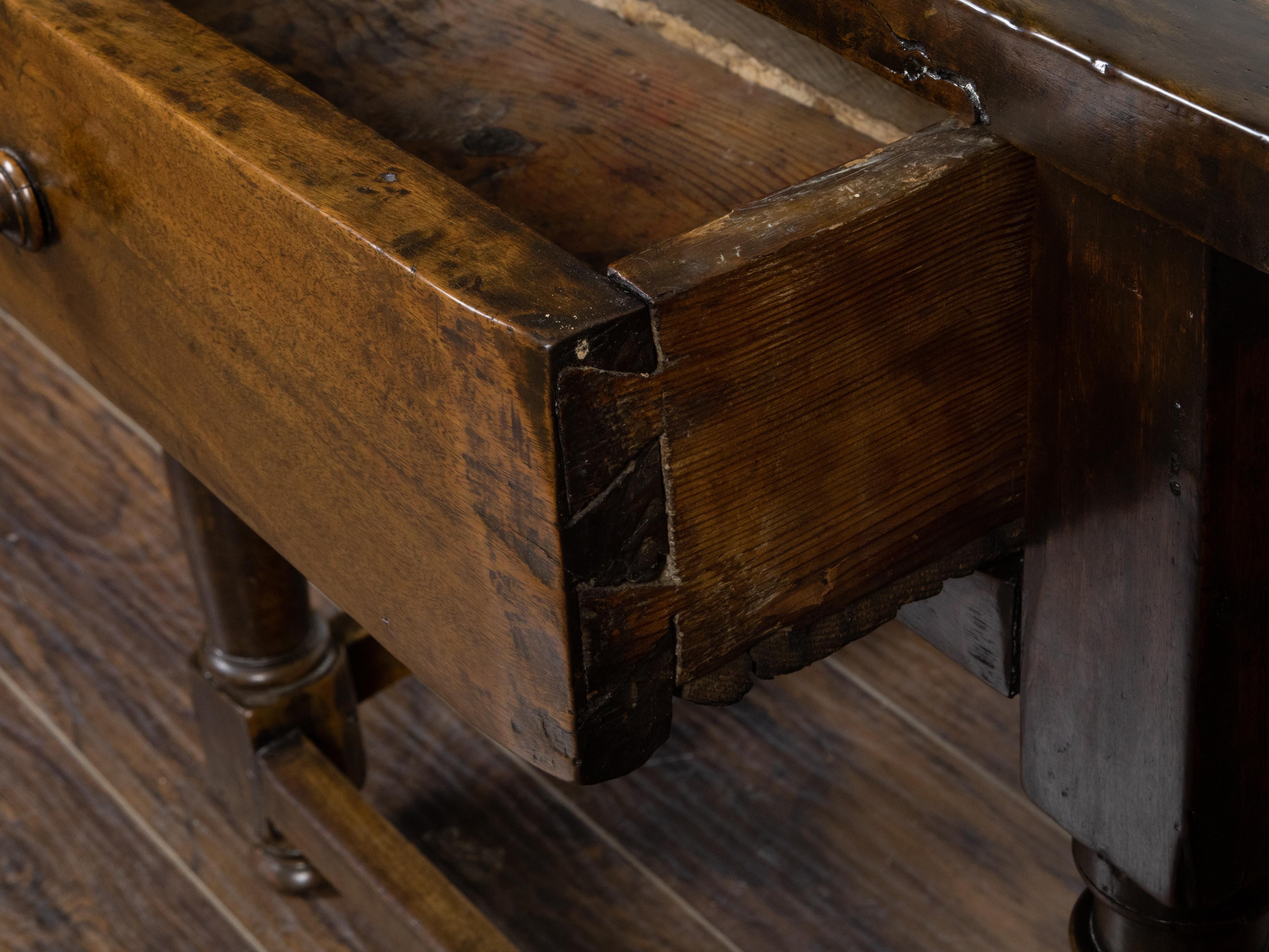 Englischer Tisch aus Nussbaumholz mit einer Schublade und säulenförmigen Beinen aus dem 19. Jahrhundert im Angebot 7