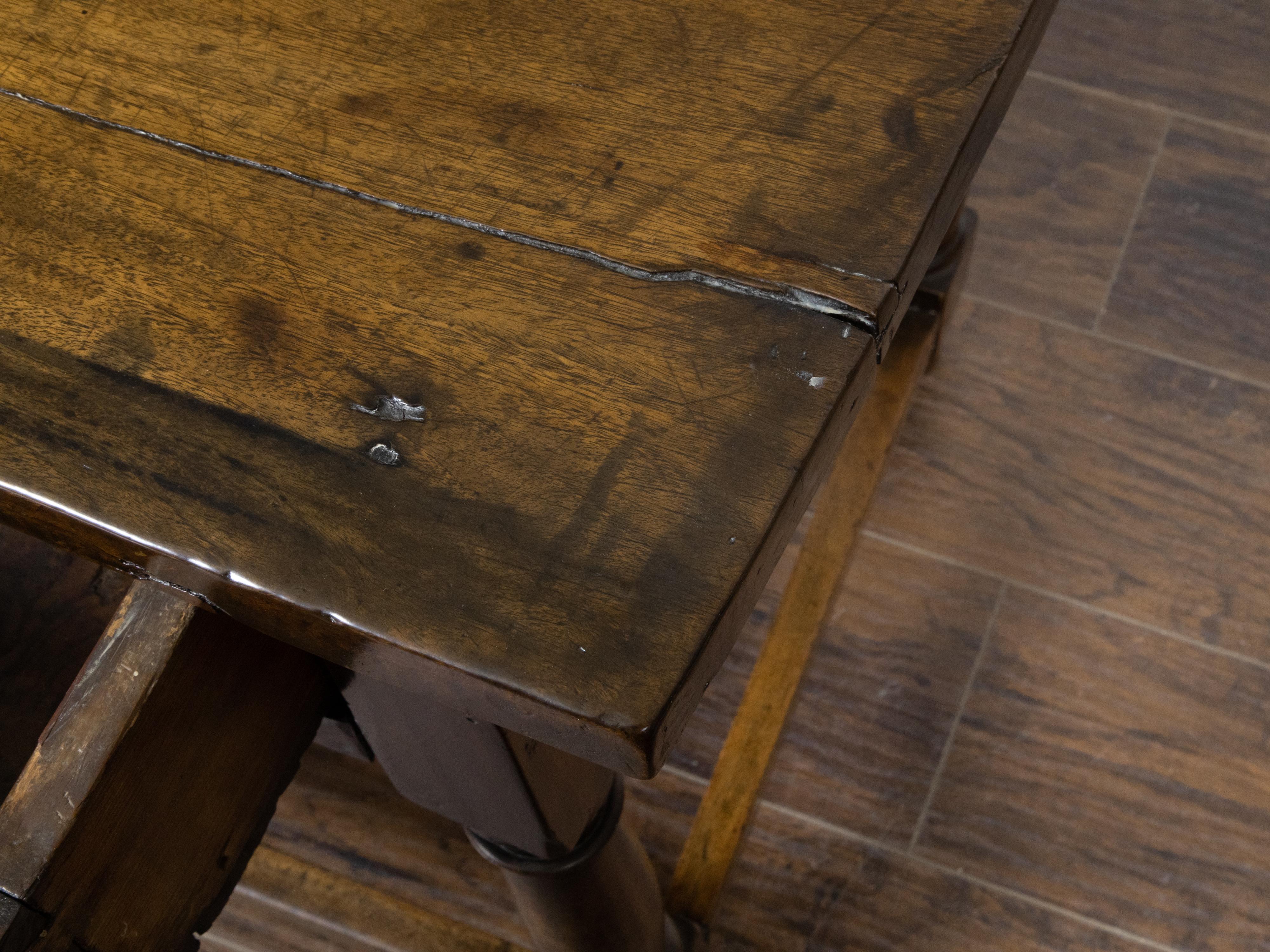 Englischer Tisch aus Nussbaumholz mit einer Schublade und säulenförmigen Beinen aus dem 19. Jahrhundert im Angebot 8