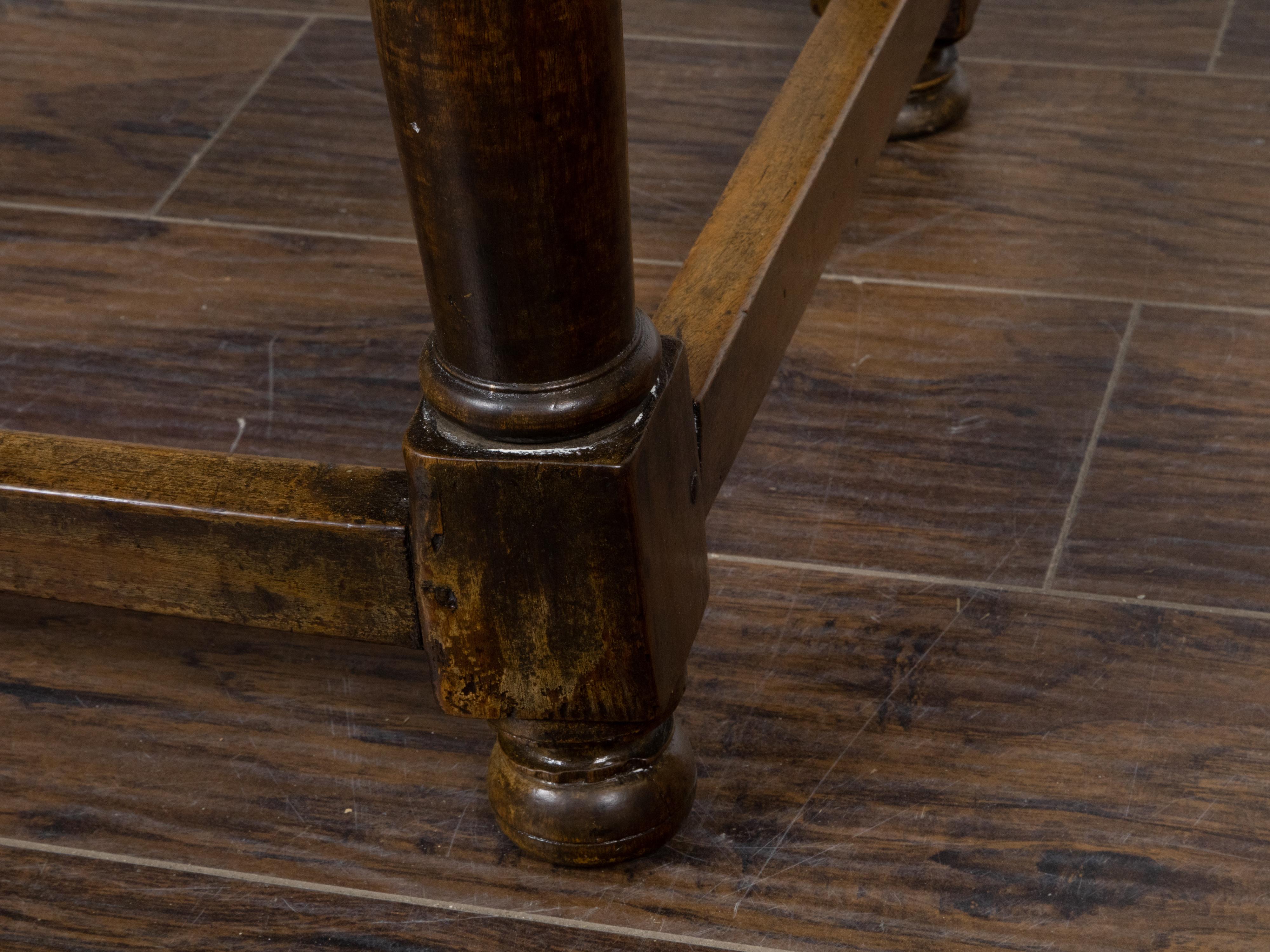 Englischer Tisch aus Nussbaumholz mit einer Schublade und säulenförmigen Beinen aus dem 19. Jahrhundert im Angebot 4