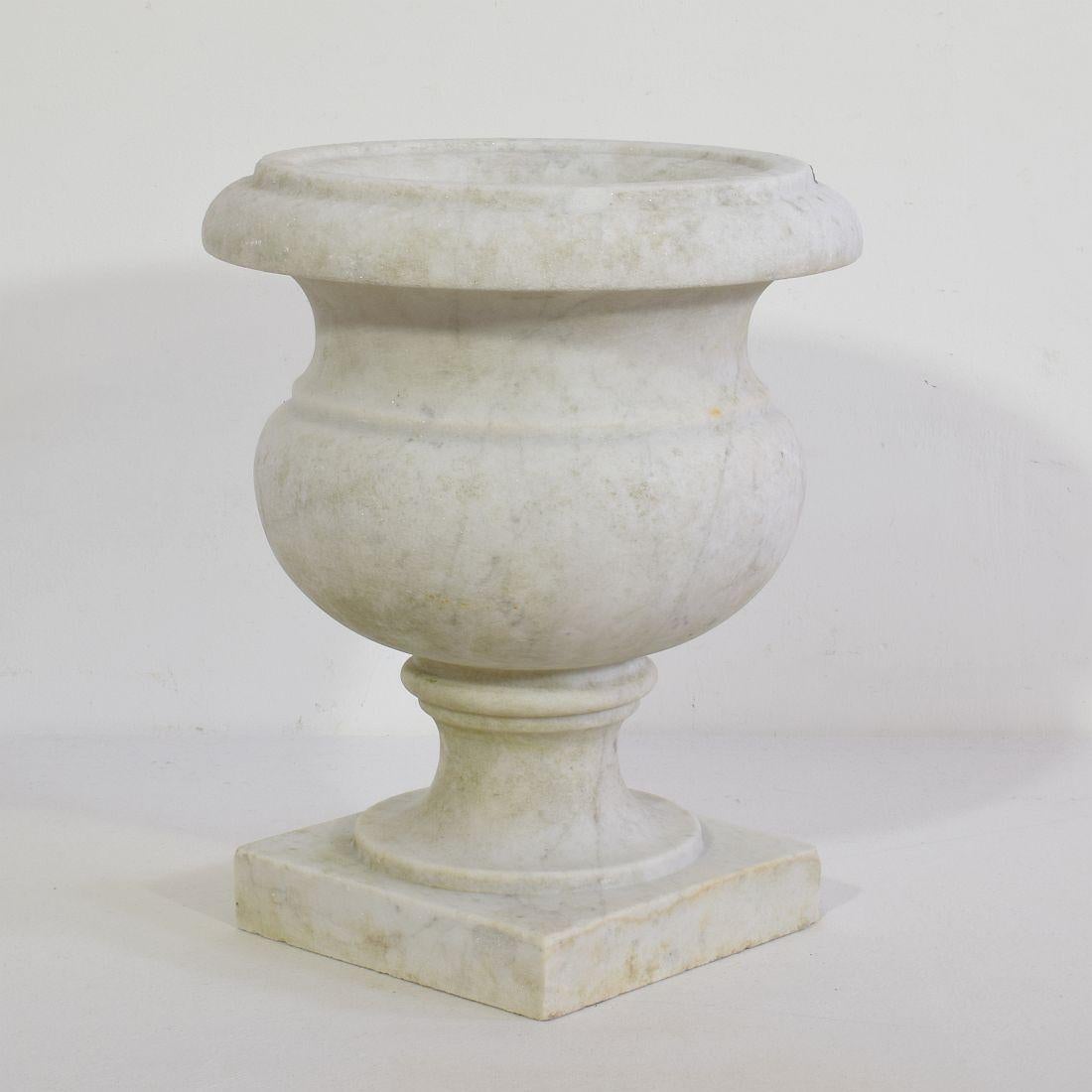 Rare white marble vase garden urn. Beautiful decorative centerpiece.
England, circa 1800-1850.
Weathered.










 