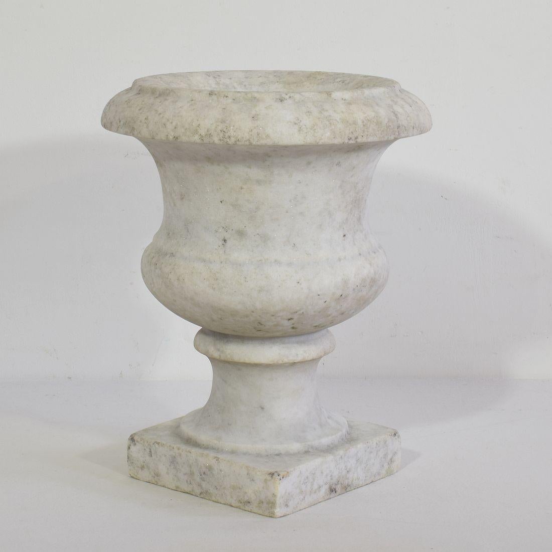 Rare white marble vase garden urn. Beautiful decorative centrepiece.
England, circa 1800-1850.
Weathered.










 