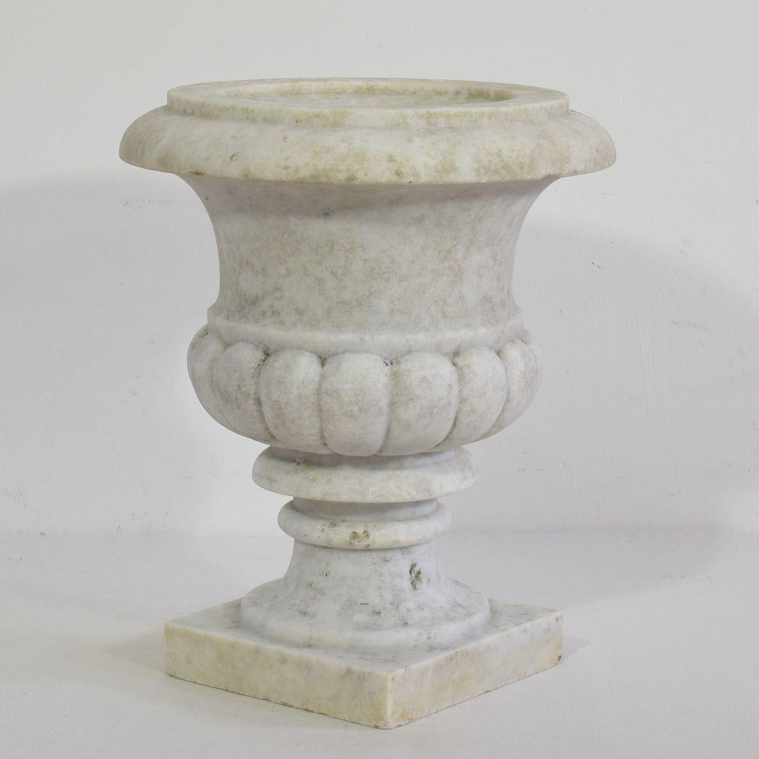 Rare white marble vase garden urn. Beautiful decorative centrepiece.
England, circa 1800-1850.
Weathered.










 