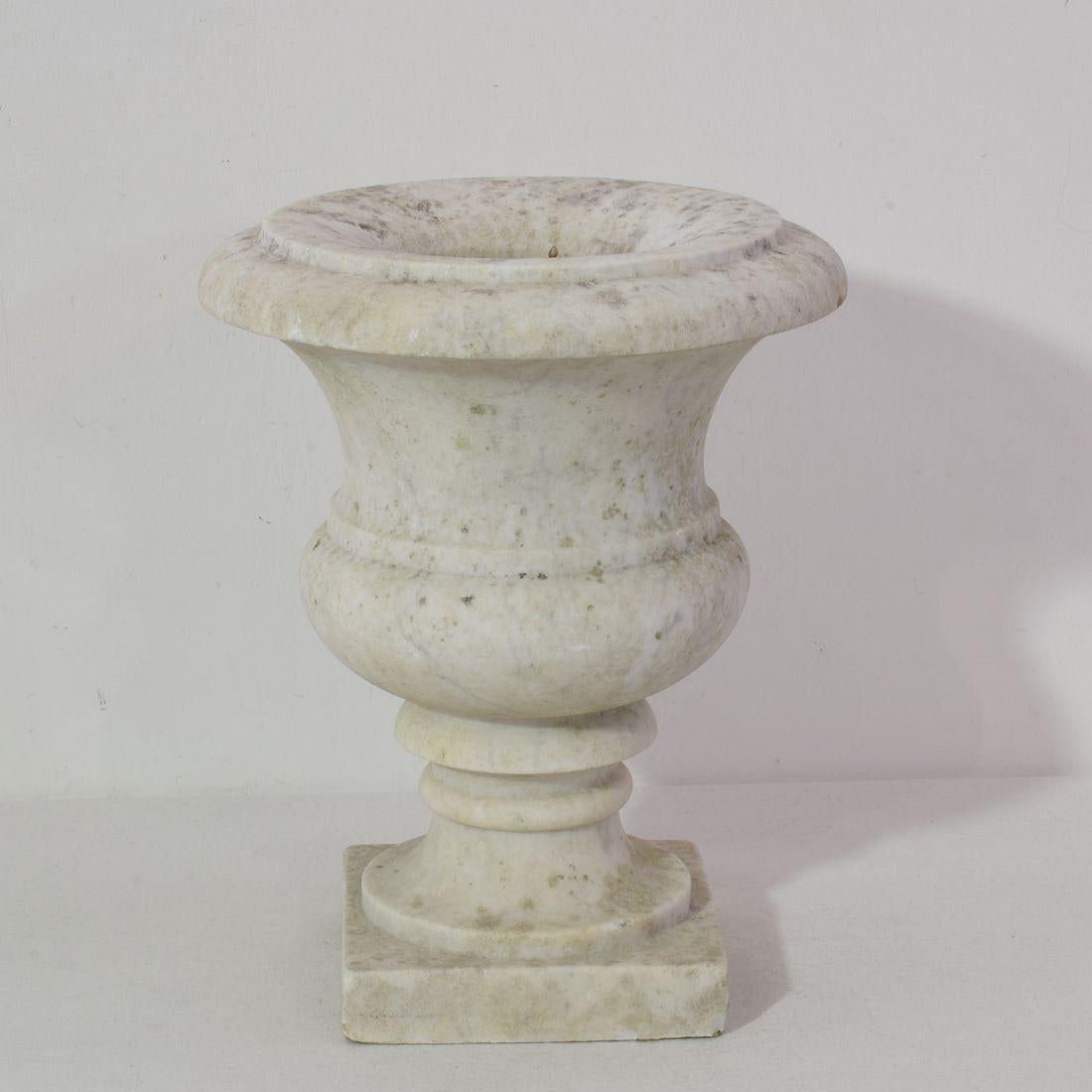 Rare white marble vase garden urn. Beautiful decorative centrepiece.
England, circa 1800-1850.
Weathered.
 