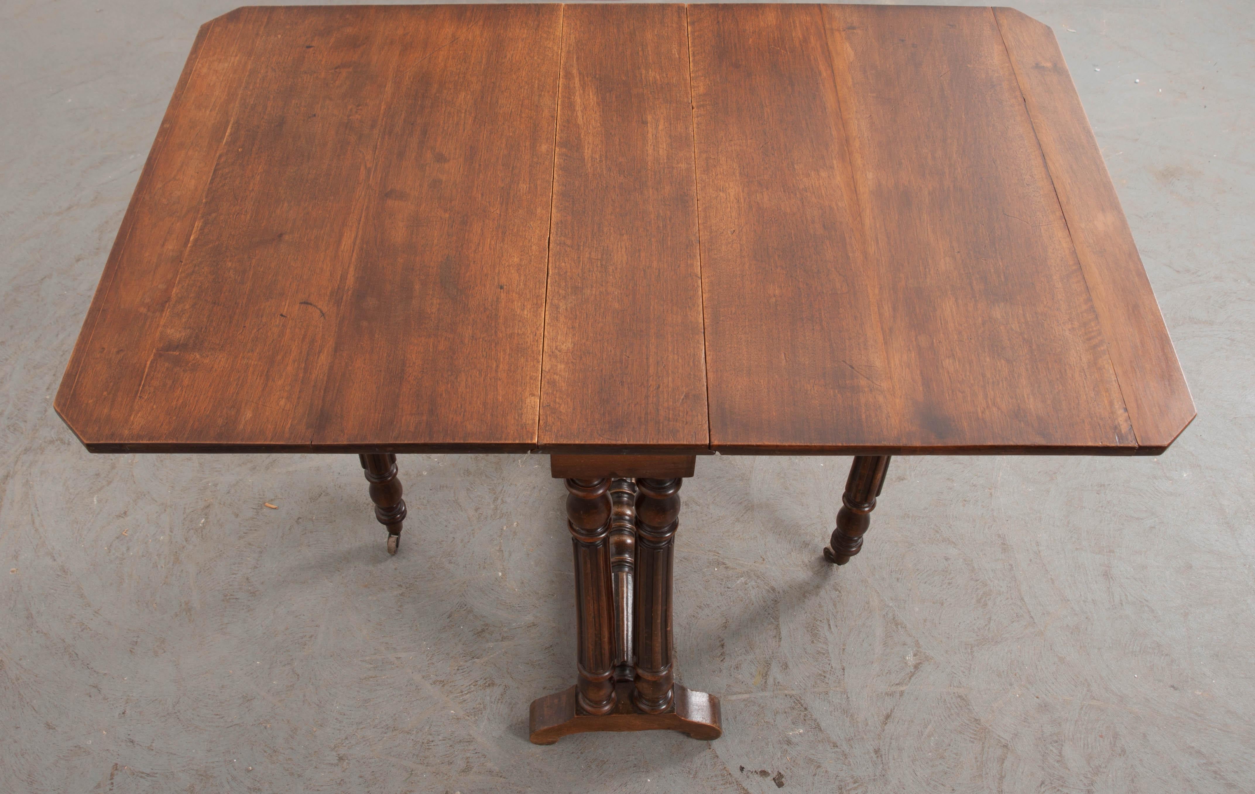 English 19th Century William and Mary-Style Walnut Gate-Leg Table In Good Condition In Baton Rouge, LA