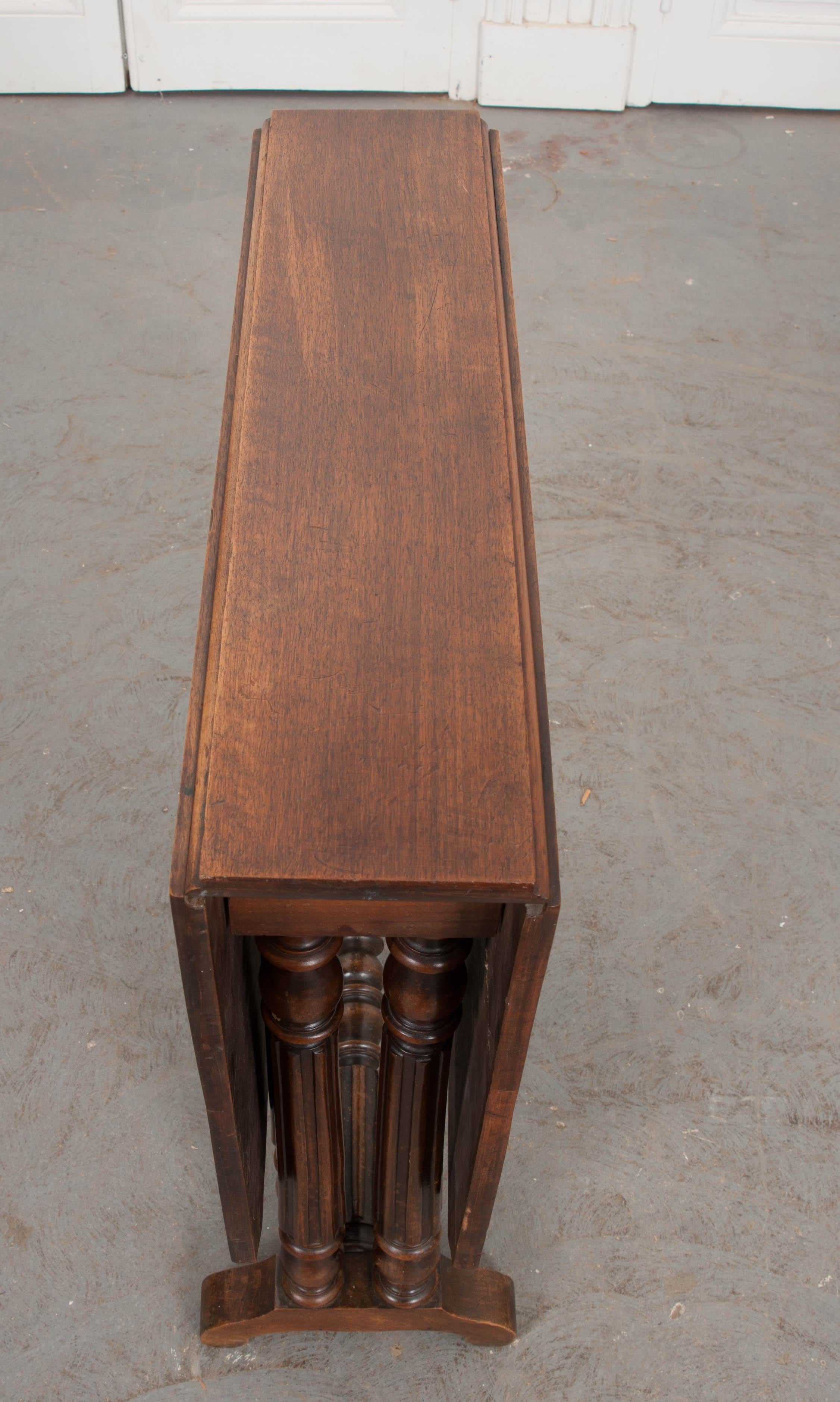 Hardwood English 19th Century William and Mary-Style Walnut Gate-Leg Table