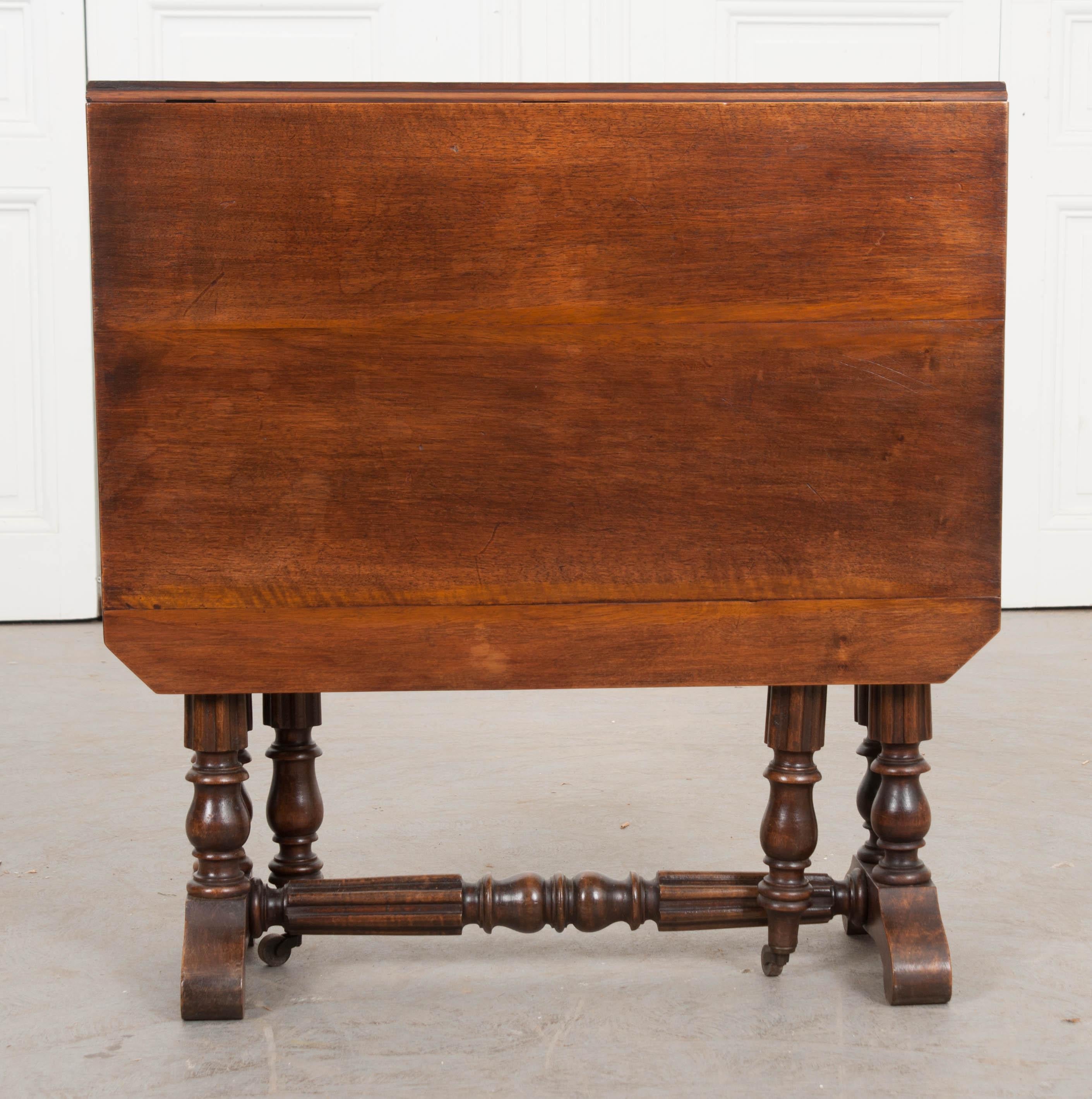 English 19th Century William and Mary-Style Walnut Gate-Leg Table 2