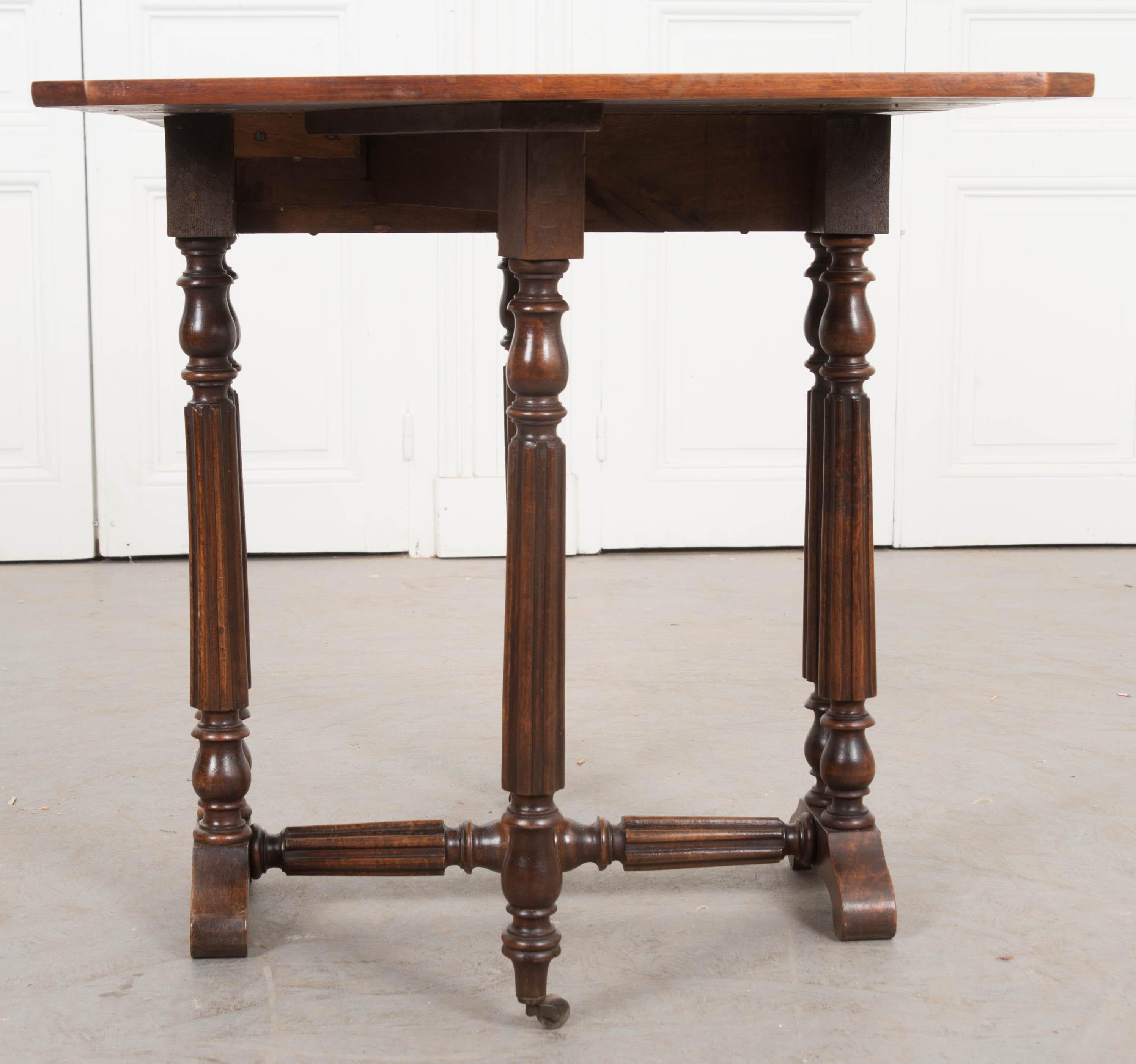 English 19th Century William and Mary-Style Walnut Gate-Leg Table 3