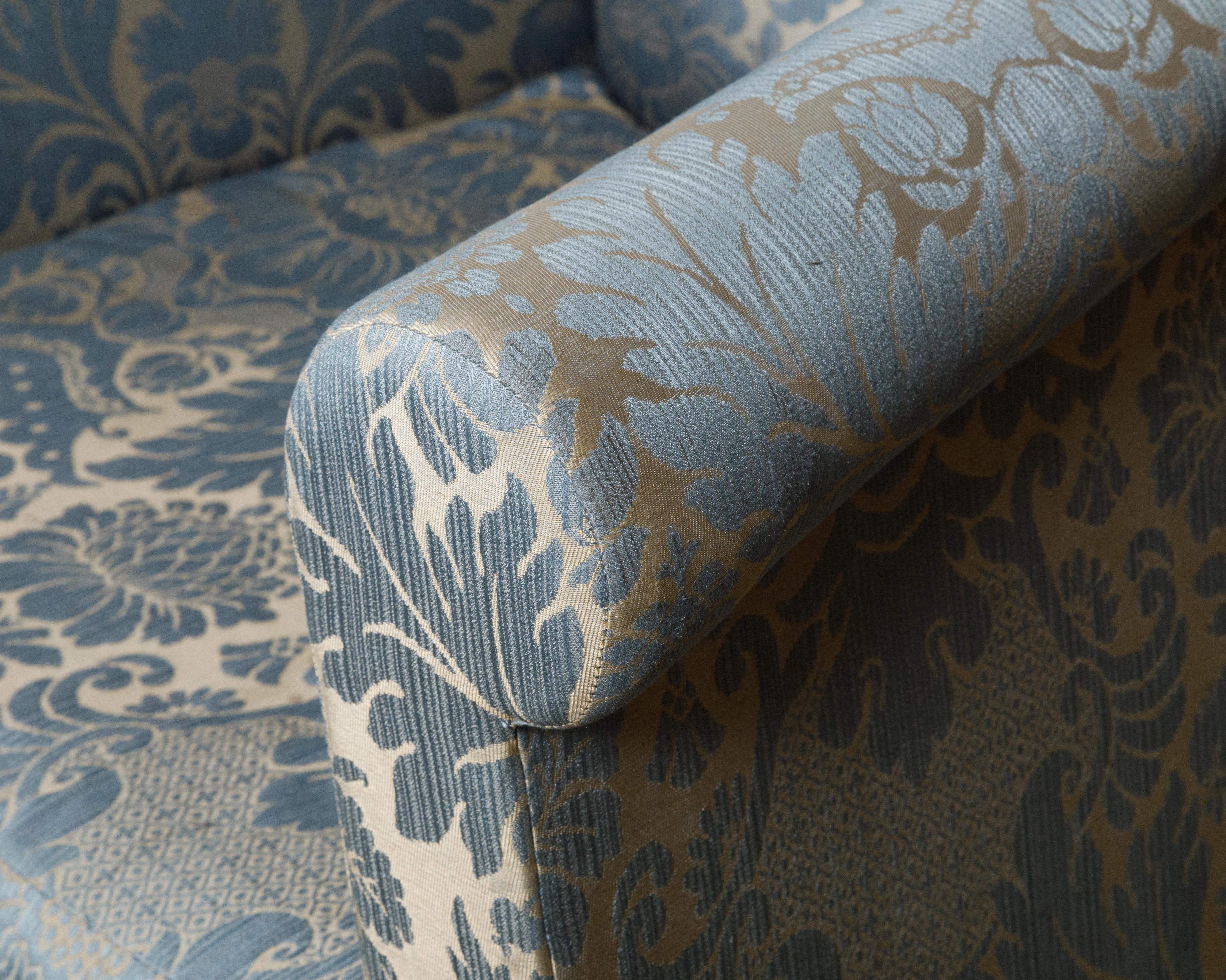 English 19th Century Wingback Chair with Blue Fabric and Turned Legs For Sale 4