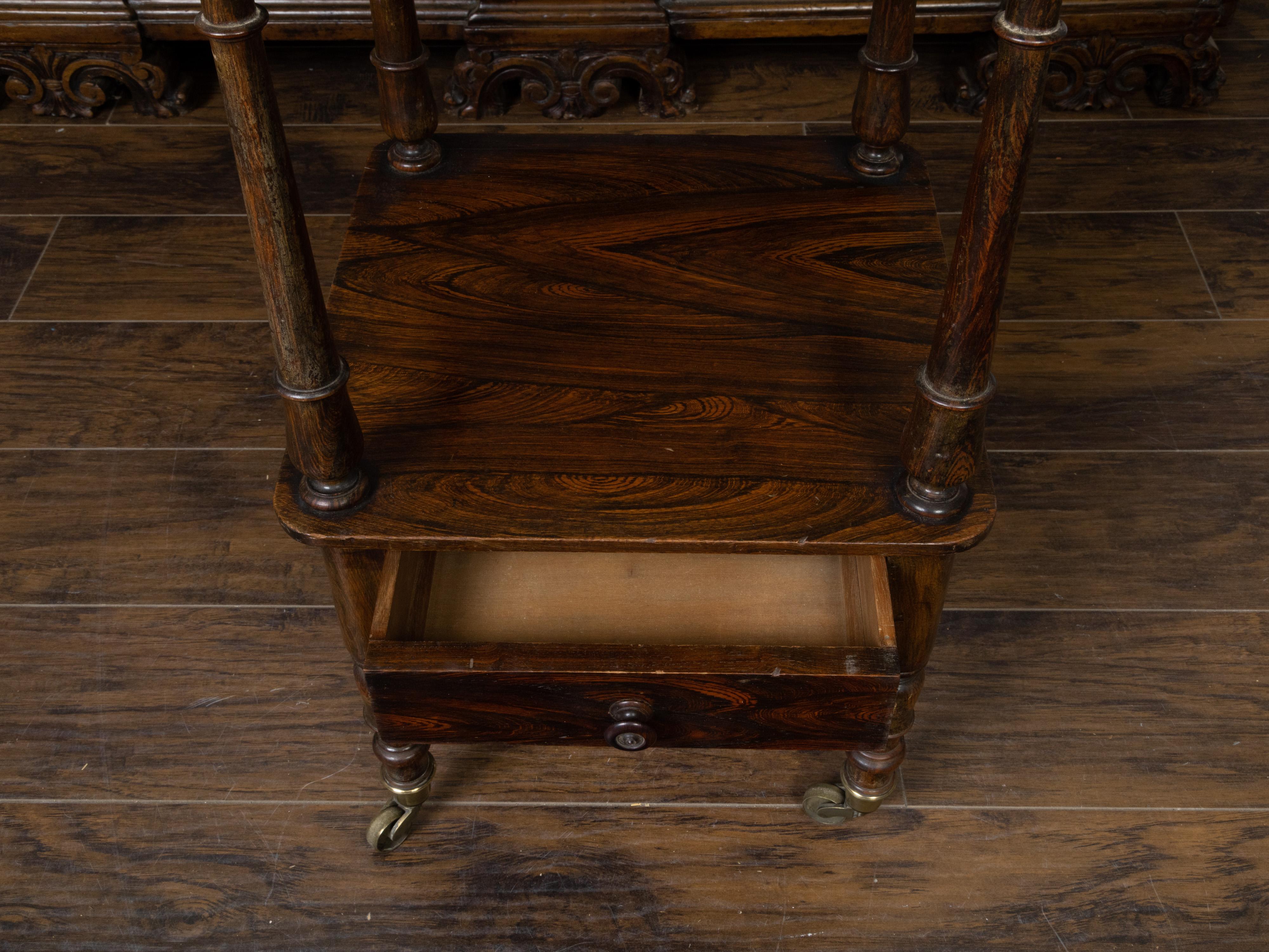 Chariot en bois anglais du 19ème siècle avec trois étagères et un seul tiroir en vente 3