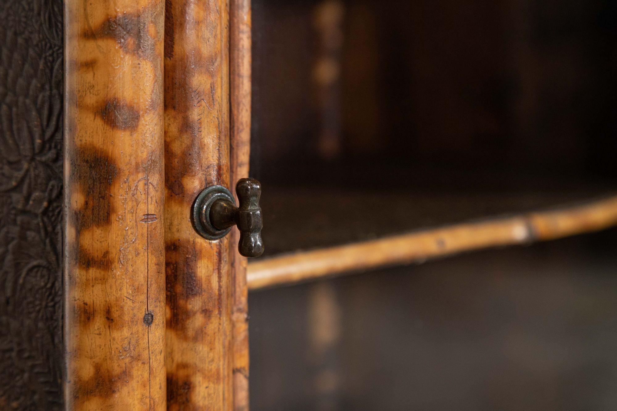 Armadietto inglese in bambù laccato del XIX secolo In condizioni buone in vendita a Staffordshire, GB