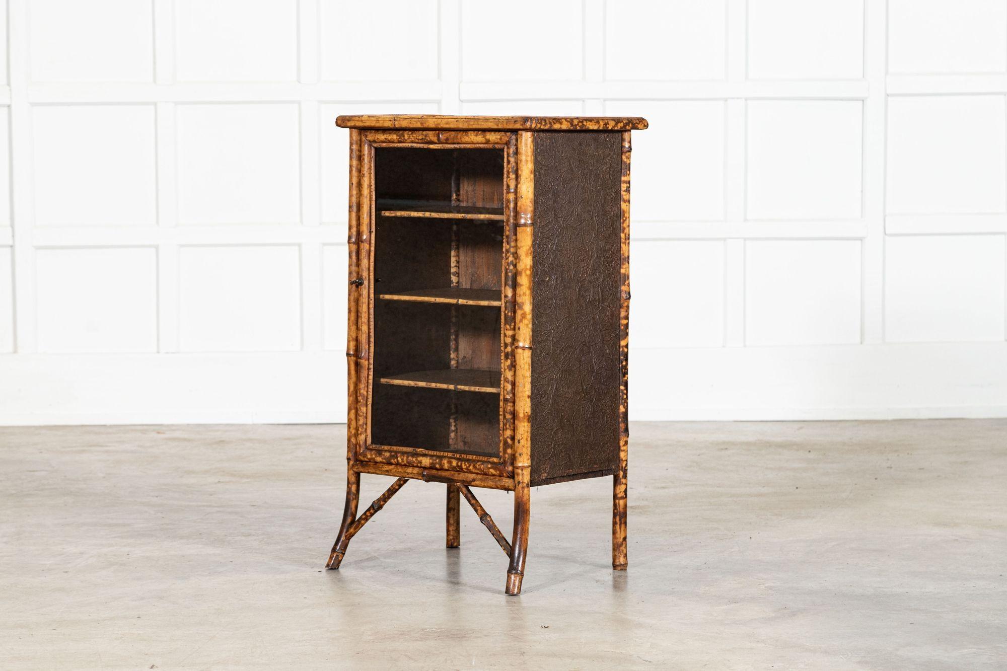 Bambù Armadietto inglese in bambù laccato del XIX secolo in vendita