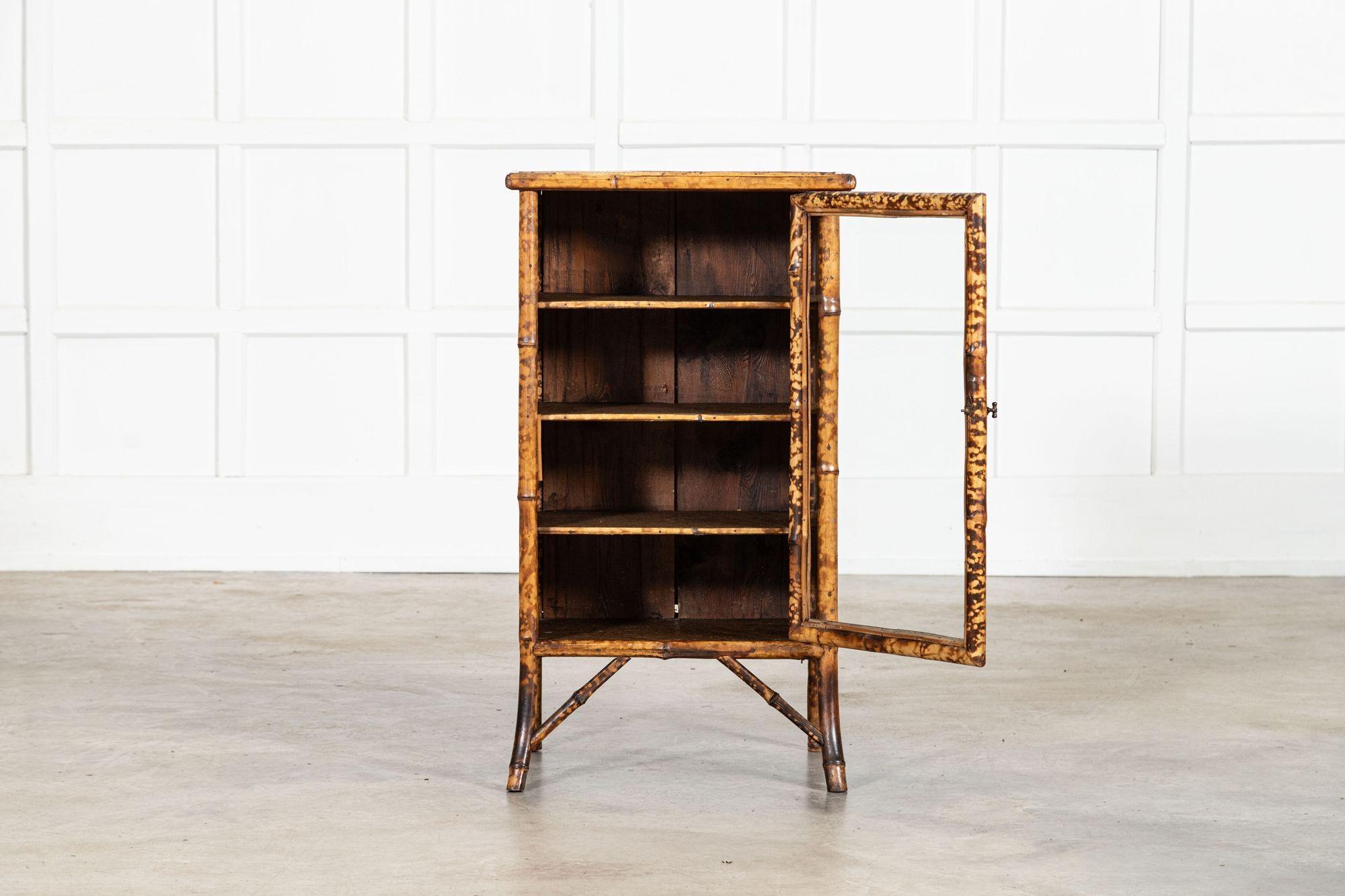 Armadietto inglese in bambù laccato del XIX secolo in vendita 1