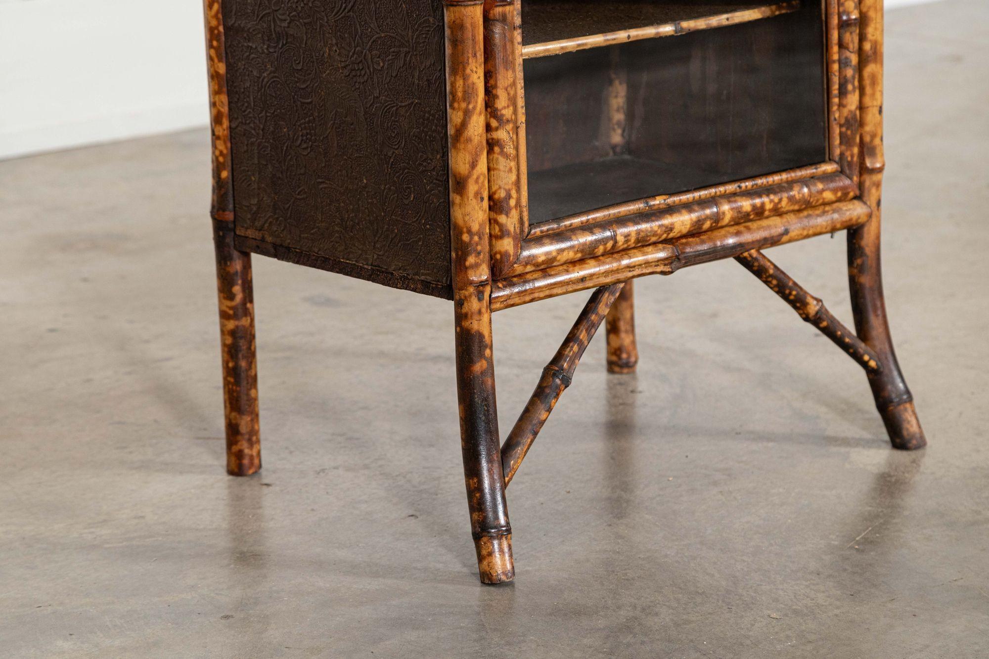 Armadietto inglese in bambù laccato del XIX secolo in vendita 5