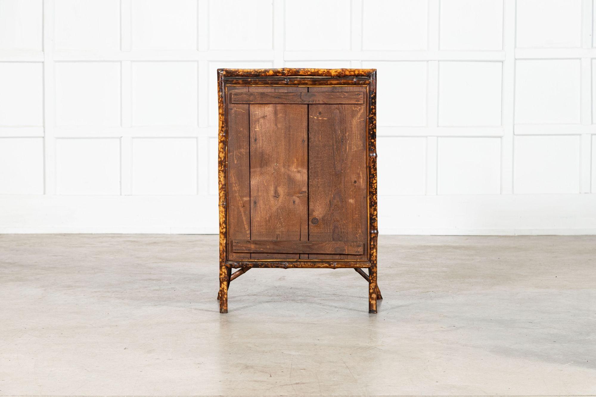 Armadio inglese del XIX secolo in bambù e laccato smaltato in vendita 11