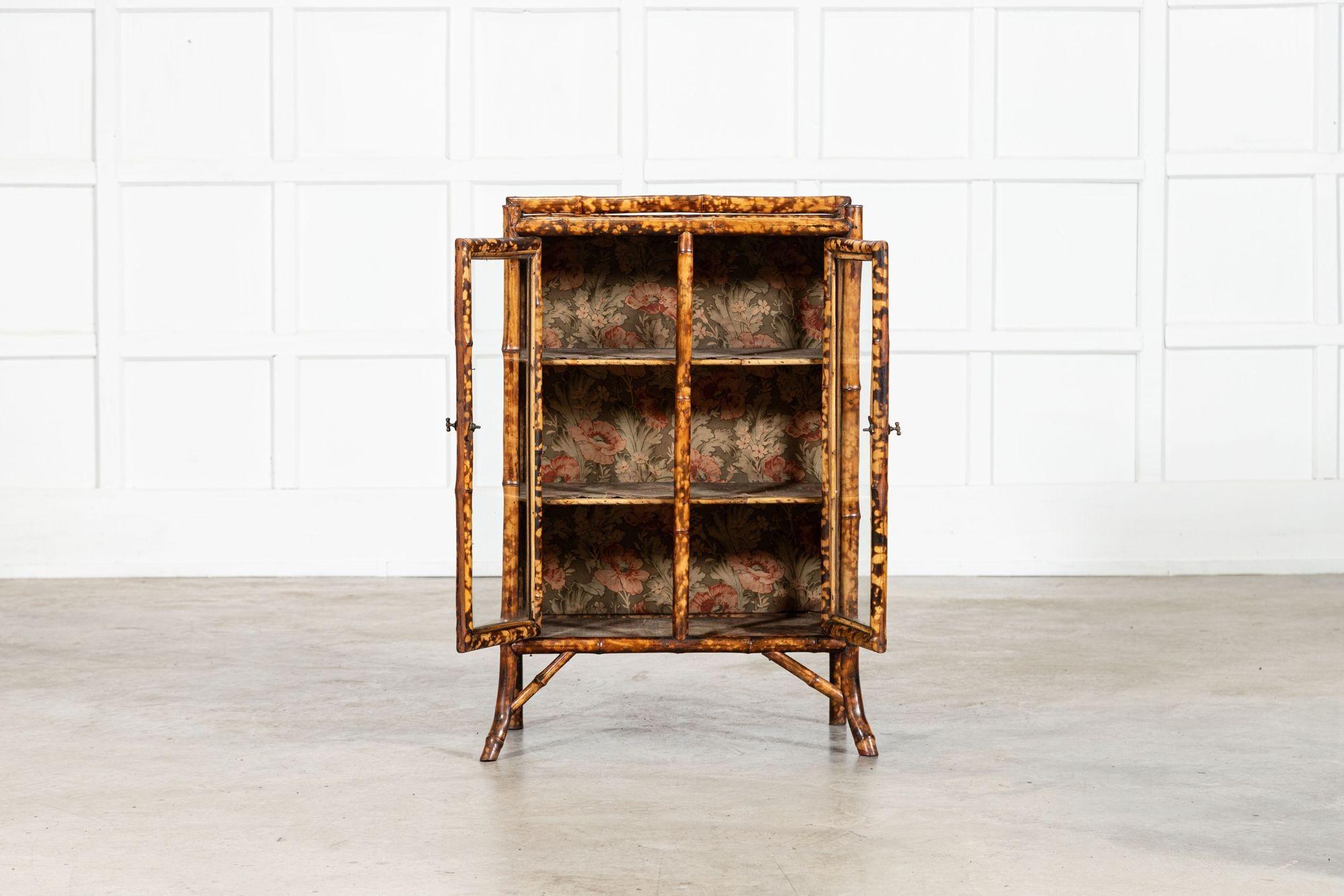 Bambù Armadio inglese del XIX secolo in bambù e laccato smaltato in vendita