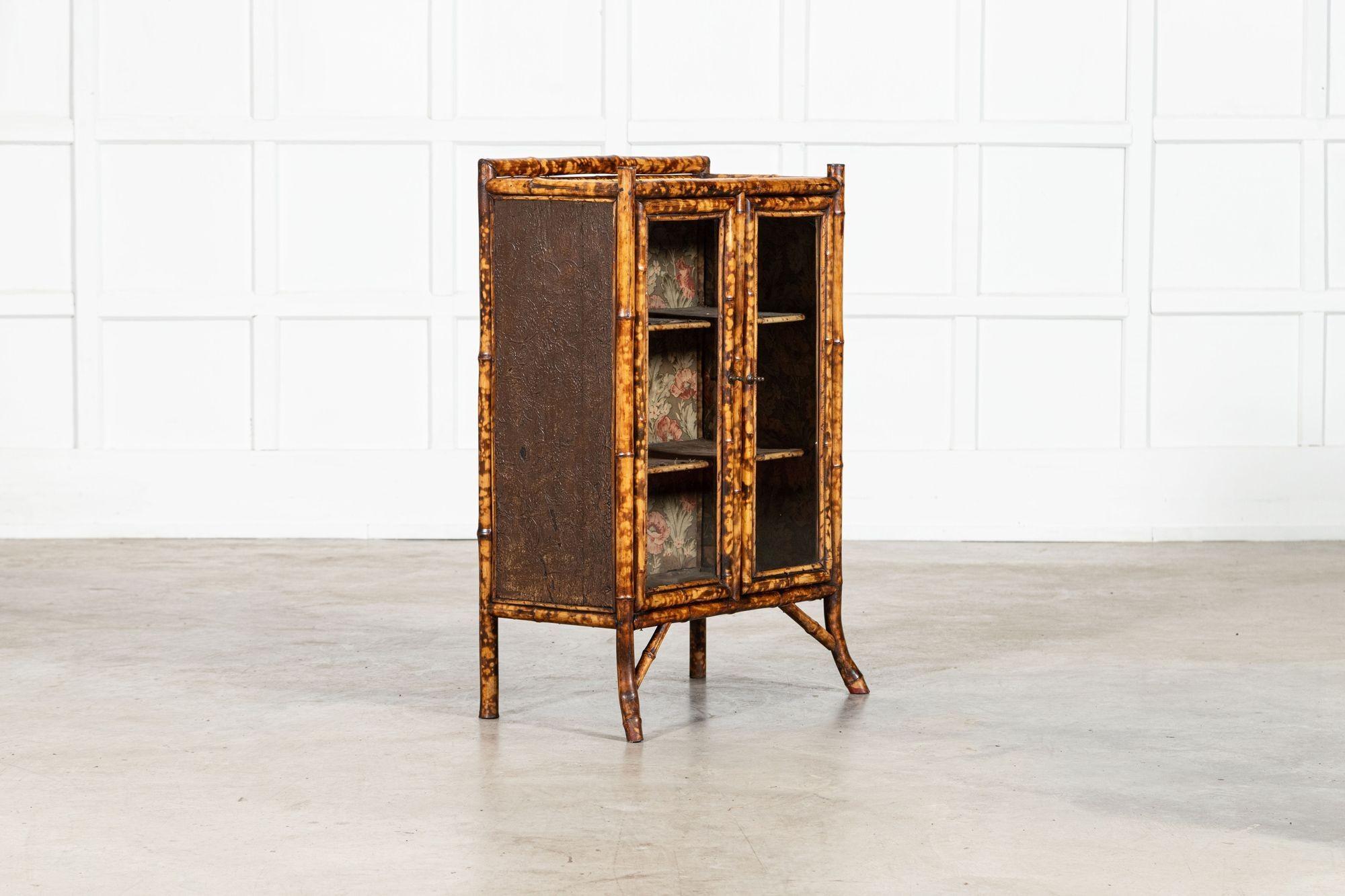 Armadio inglese del XIX secolo in bambù e laccato smaltato in vendita 1