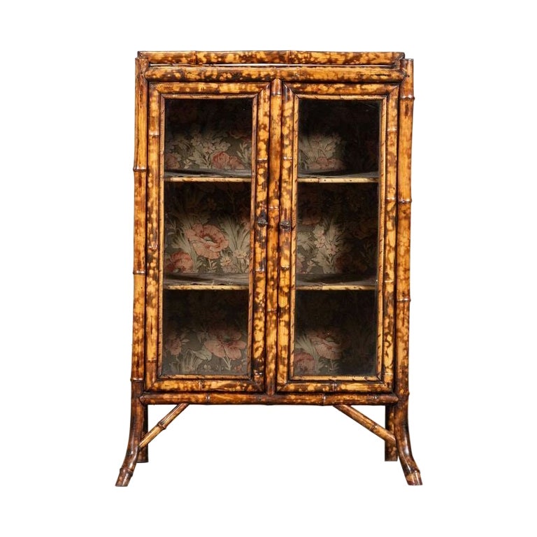 Armadio inglese del XIX secolo in bambù e laccato smaltato