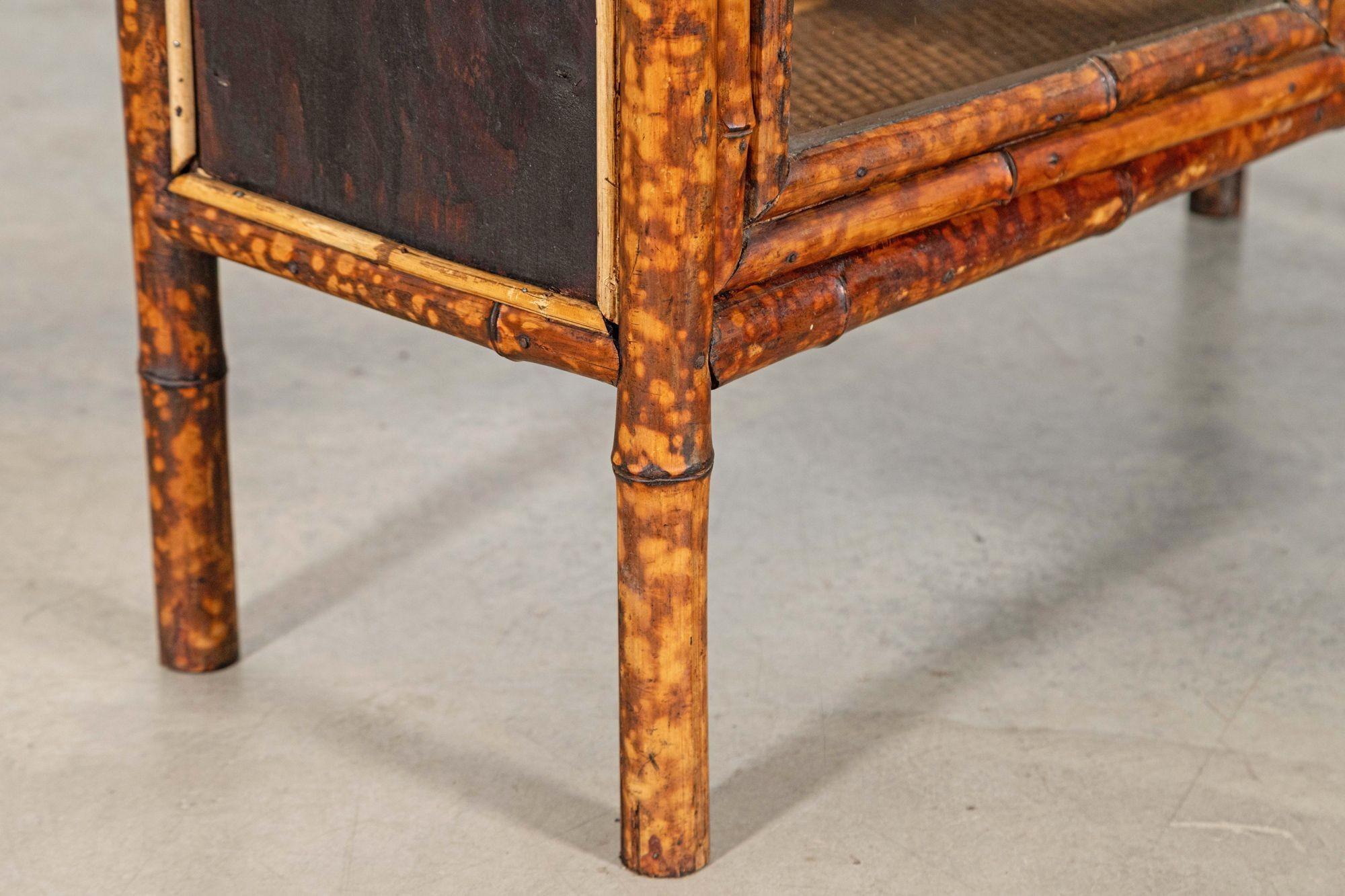 Armario inglés esmaltado de bambú y ratán del siglo XIX en venta 7