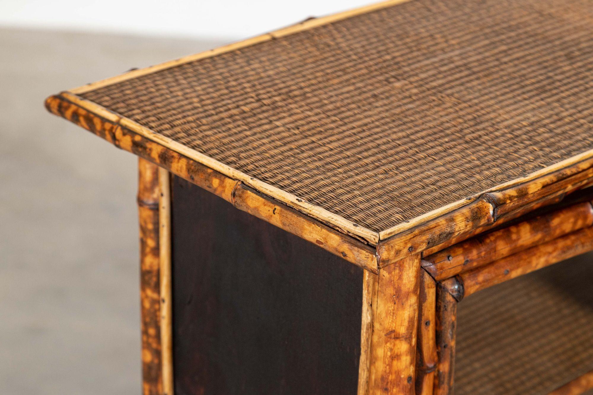 Armario inglés esmaltado de bambú y ratán del siglo XIX en venta 8