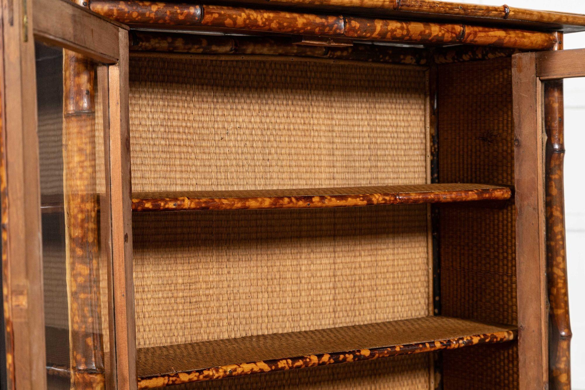 Armario inglés esmaltado de bambú y ratán del siglo XIX en venta 9