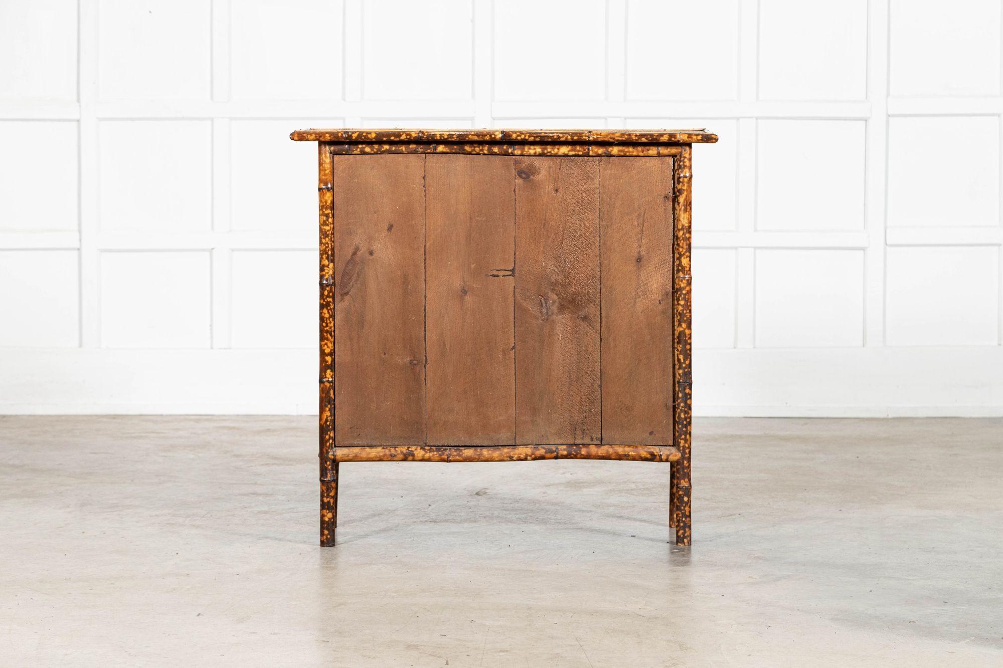 Armario inglés esmaltado de bambú y ratán del siglo XIX en venta 11