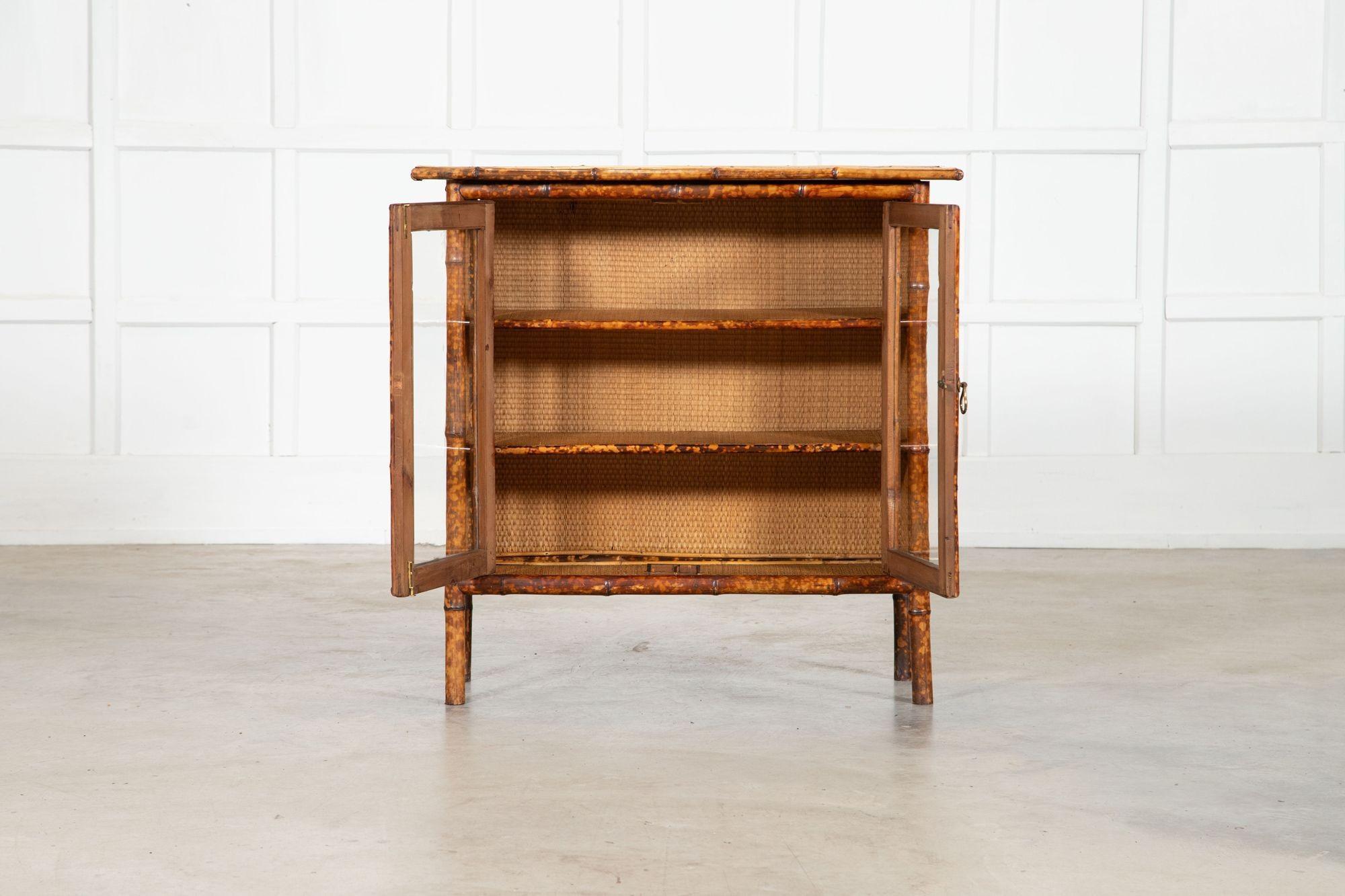 hacia 1880
Armario inglés esmaltado de bambú y ratán del siglo XIX
sku 2143
A93 x P37 x Alt92,5 cm
Profundidad interna de la balda 23 cm
Peso 17 kg