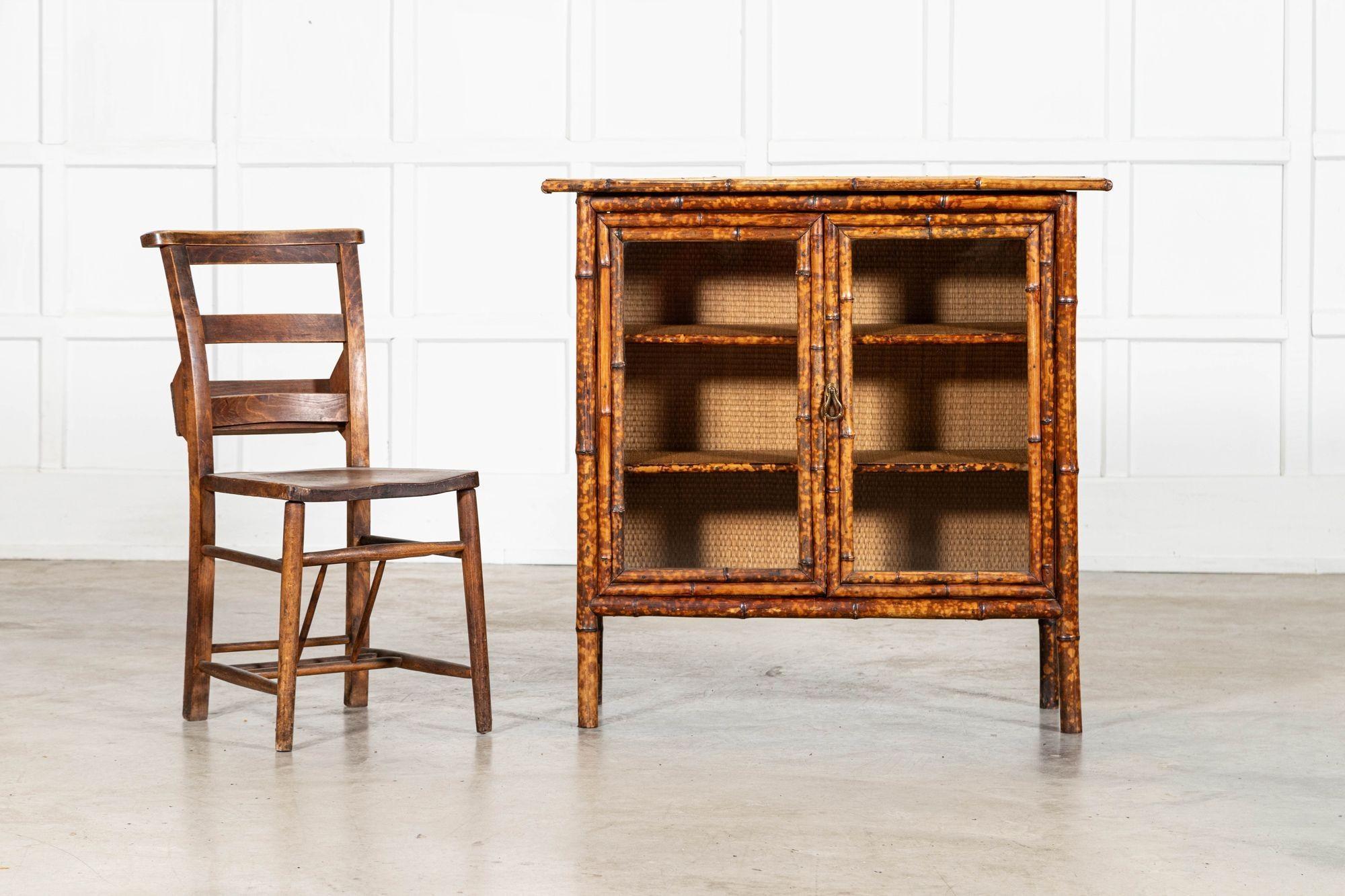 Armario inglés esmaltado de bambú y ratán del siglo XIX Bambú en venta