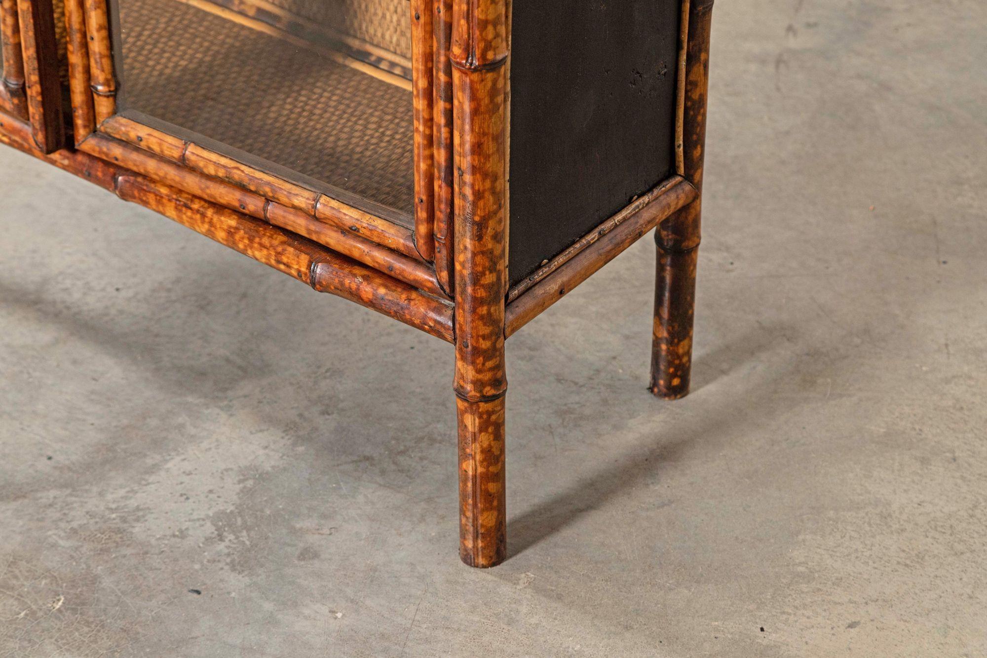 Armario inglés esmaltado de bambú y ratán del siglo XIX en venta 5