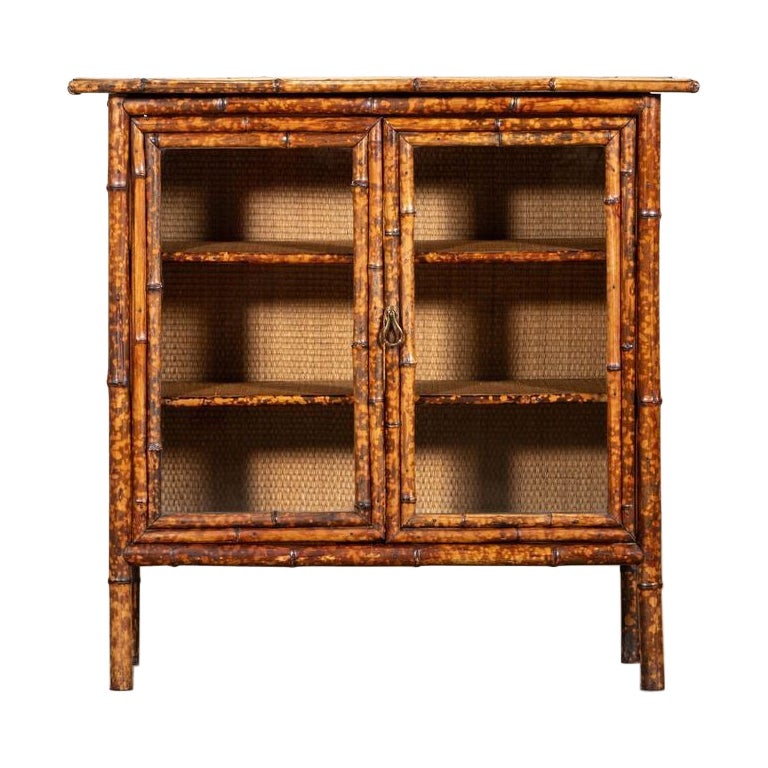 Armadio inglese del XIX secolo in bambù e rattan smaltato