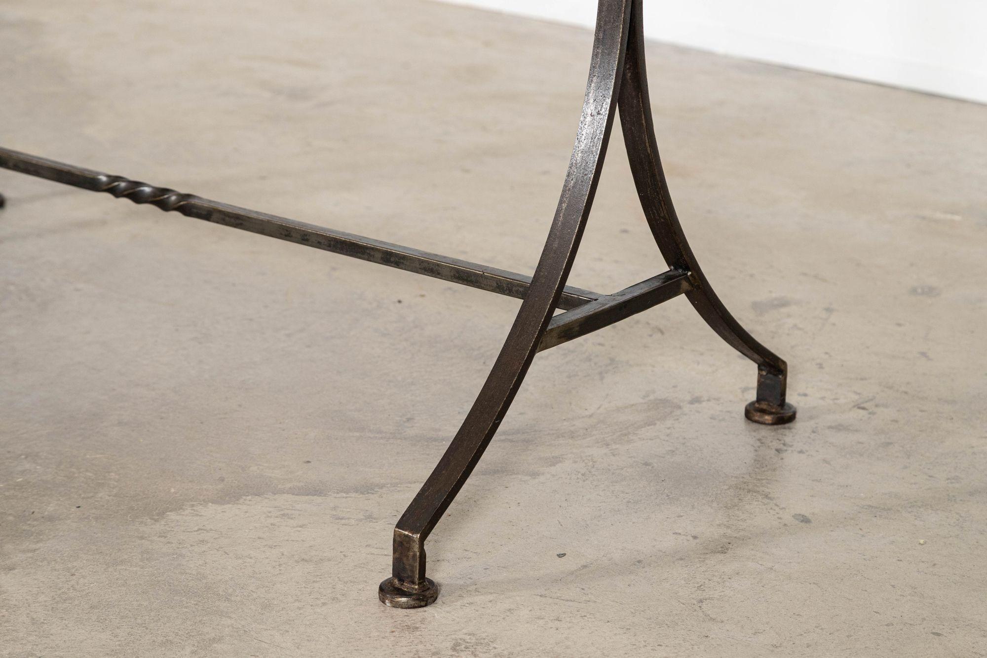 vers 1920
Table console en fonte anglaise du 19ème siècle
sku 2082
L142 x P54 x H85.5 cm
Poids 14Kg