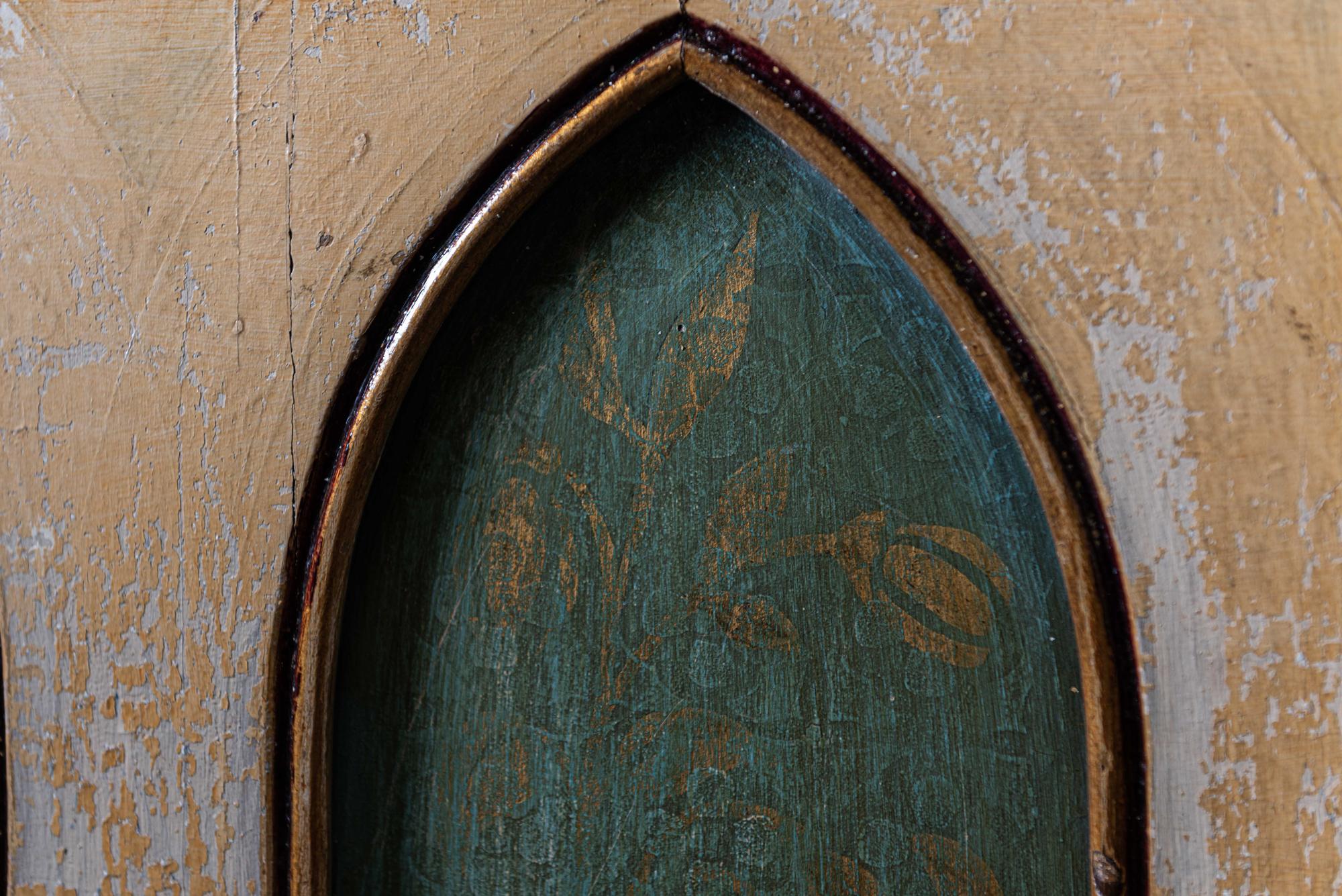 Englisches dekoratives, bemaltes Kapellenschrank aus dem 19. Jahrhundert im Angebot 2