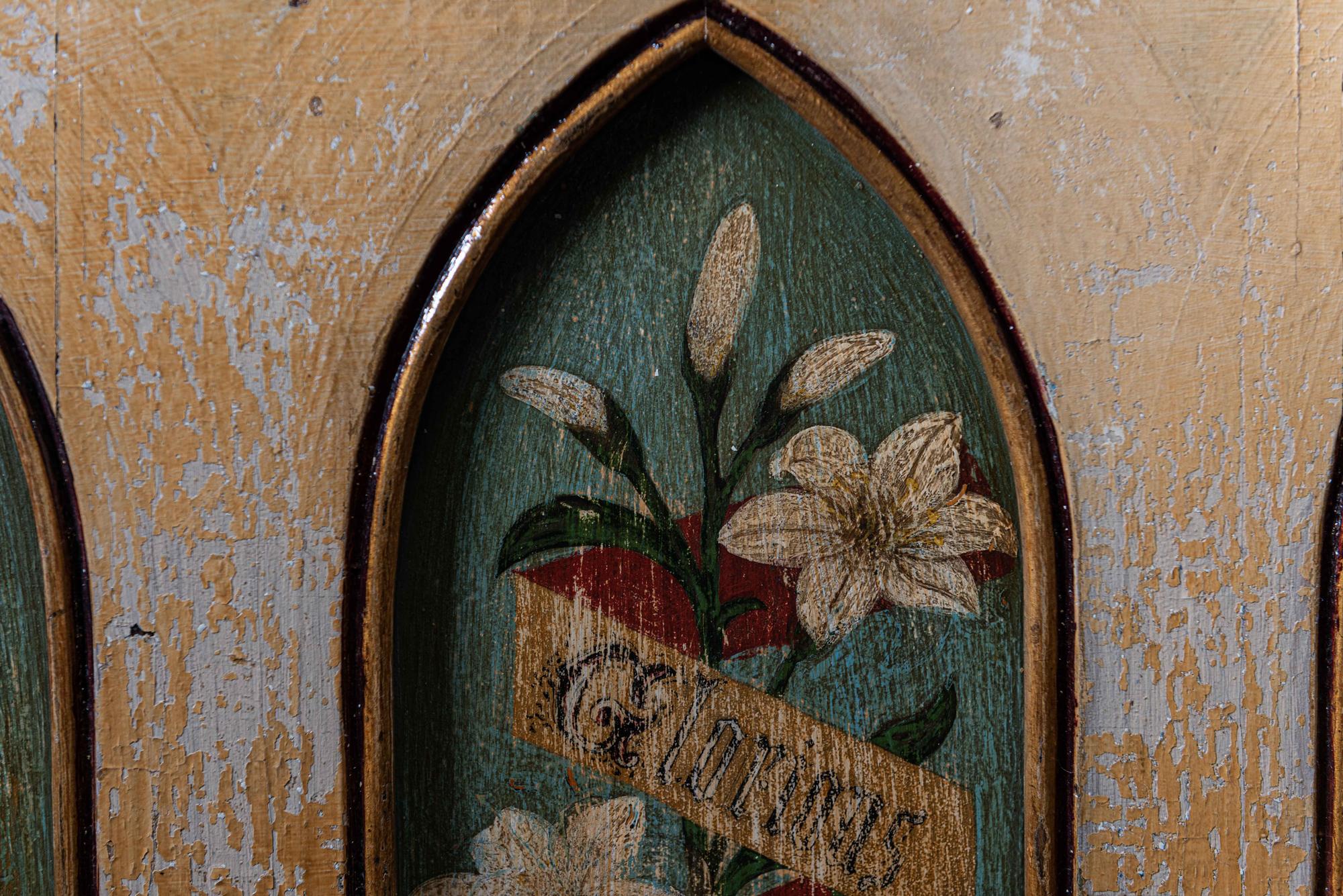 Englisches dekoratives, bemaltes Kapellenschrank aus dem 19. Jahrhundert im Angebot 1