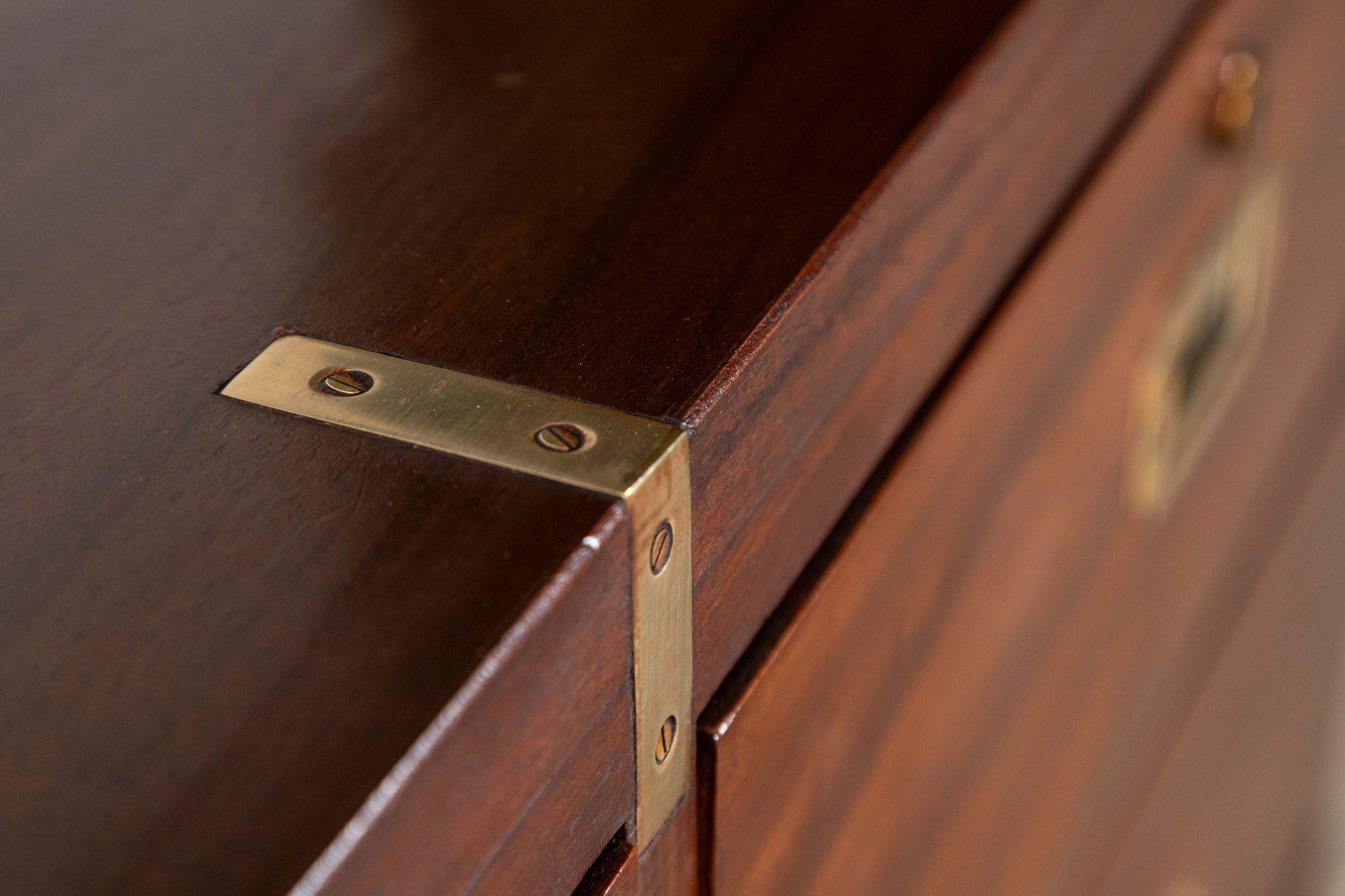 Cassettiera Campaigner in mogano inglese del XIX secolo in vendita 7