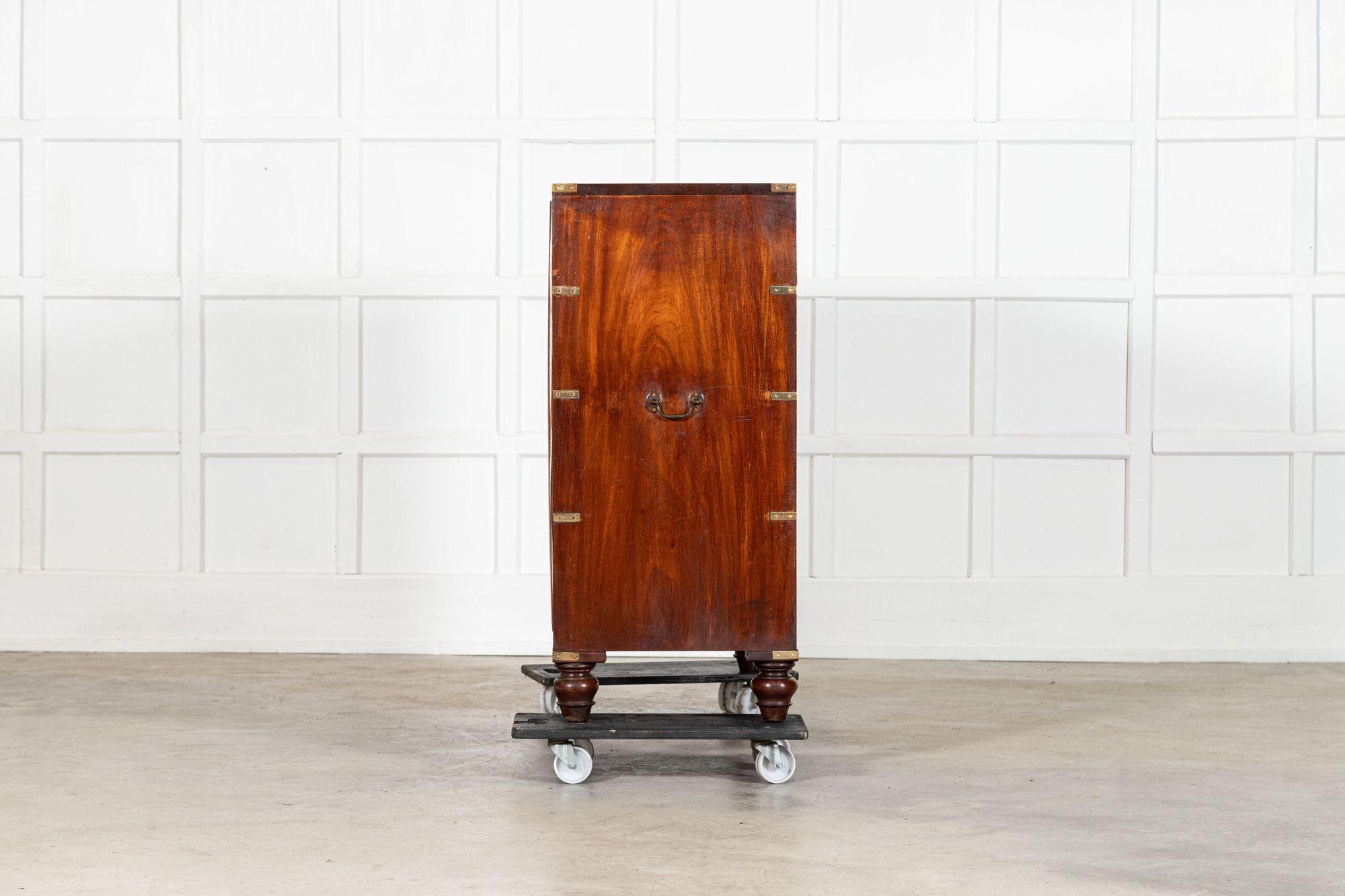 Cassettiera Campaigner in mogano inglese del XIX secolo in vendita 3