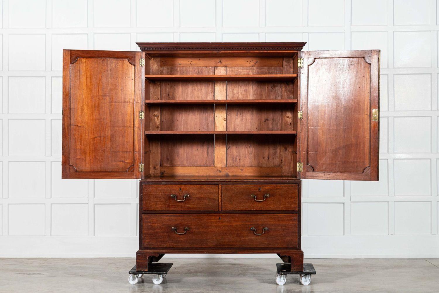 um 1880
Englische Leinenpresse aus Mahagoni aus dem 19.
sku 1999
Zusammen B129 x T58 x H176 cm
Sockel B129 x T58 x H71 cm
Platte B131 x T60 x H105 cm
Tiefe des oberen Innenbodens 50 cm
Gewicht 58 kg